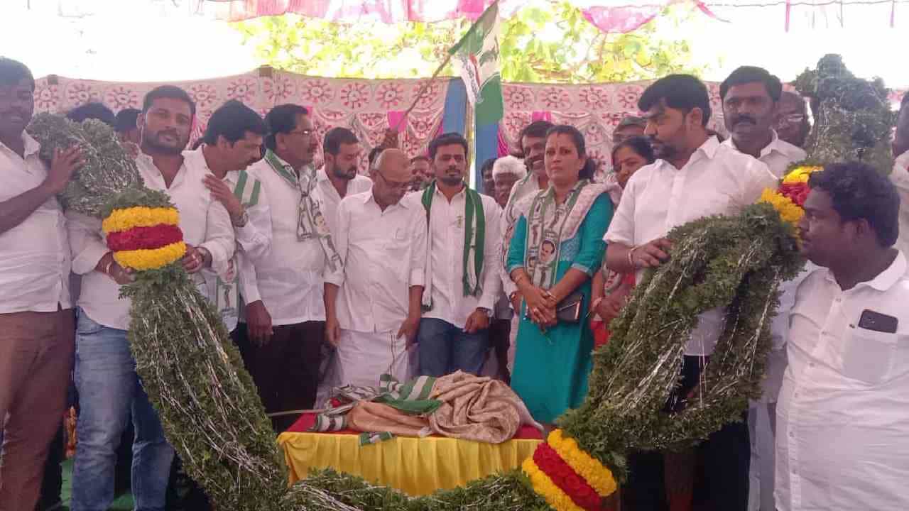 ಚುನಾವಣೆ ಹೊತ್ತಲ್ಲೇ ಕೇಸರಿ ಪಡೆಗೆ ಬಿಗ್ ಶಾಕ್, ಬಿಜೆಪಿ ತೊರೆದು ಜೆಡಿಎಸ್ ಸೇರಿದ ಮಾಜಿ ಶಾಸಕ ಬಸವರಾಜ ಮಂಡಿಮಠ ಚುನಾವಣೆ ಹೊತ್ತಲ್ಲೇ ಕೇಸರಿ ಪಡೆಗೆ ಬಿಗ್ ಶಾಕ್, ಬಿಜೆಪಿ ತೊರೆದು ಜೆಡಿಎಸ್ ಸೇರಿದ ಮಾಜಿ ಶಾಸಕ ಬಸವರಾಜ ಮಂಡಿಮಠ