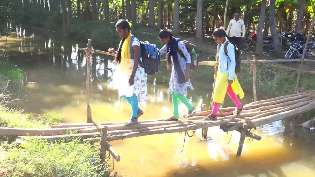 ಚಿಕ್ಕಬಳ್ಳಾಪುರ (chikkaballapur): ಅದು ರಾಜಧಾನಿಗೆ ಕೂಗಳತೆಯಲ್ಲಿರುವ ಜಿಲ್ಲೆ. ಅಲ್ಲಿನ ಸ್ಥಳೀಯ ಶಾಸಕರು, ರಾಜ್ಯ ಸರ್ಕಾರದಲ್ಲಿ ಪ್ರಭಾವಿ ಸಚಿವರು ಸಹ.  ಆದ್ರೂ ಕೂಡ ದಶಕಗಳಿಂದ ಅದೊಂದು ಸಮಸ್ಯೆ ಮಾತ್ರ ಬಗೆ ಹರಿದಿಲ್ಲ. ಅಲ್ಲಿಯ ವಿದ್ಯಾರ್ಥಿಗಳು ತಮ್ಮ ಅಮೂಲ್ಯ ಪ್ರಾಣವನ್ನು ಕೈಯಲ್ಲಿ ಹಿಡಿದುಕೊಂಡು ಶಾಲೆಗೆ ಹೋಗಿ-ಬರಬೇಕು. ಸ್ವಲ್ಪ ಯಾಮಾರಿದ್ರೆ ಅಲ್ಲಿಯ (Gidnahalli) ವಿದ್ಯಾರ್ಥಿಗಳ ಬದುಕು ಮೂರಾಬಟ್ಟೆಯಾಗುತ್ತದೆ.  