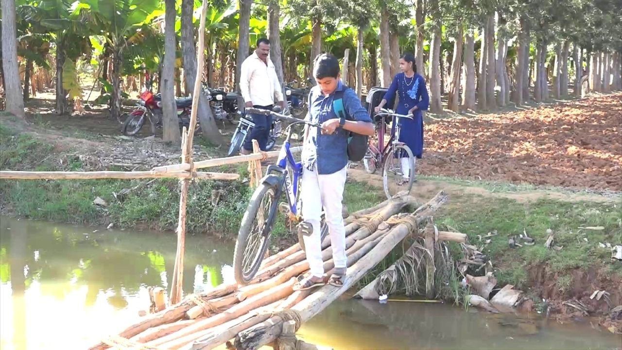 ಆದ್ರೆ ಆ ರಸ್ತೆಯ ಮೂಲಕ ಗಿಡ್ನಹಳ್ಳಿ ಗೇಟ್ ಗೆ ಬರಲು 6 ಕೀಲೋ ಮೀಟರ್ ದೂರವಾಗುತ್ತದೆ. ರಸ್ತೆ ಇದ್ದರೂ ಸಮರ್ಪಕ ಬಸ್ ಹಾಗೂ ಸಾರಿಗೆ ಸಂಚಾರ ಇಲ್ಲ. ಇದ್ರಿಂದ ವಿದ್ಯಾರ್ಥಿಗಳು ಹಾಗೂ ಗ್ರಾಮಸ್ಥರು ಮರದ ಸೇತುವೆ ಮೇಲೆ ಸಾಗುತ್ತಿದ್ದಾರೆ.