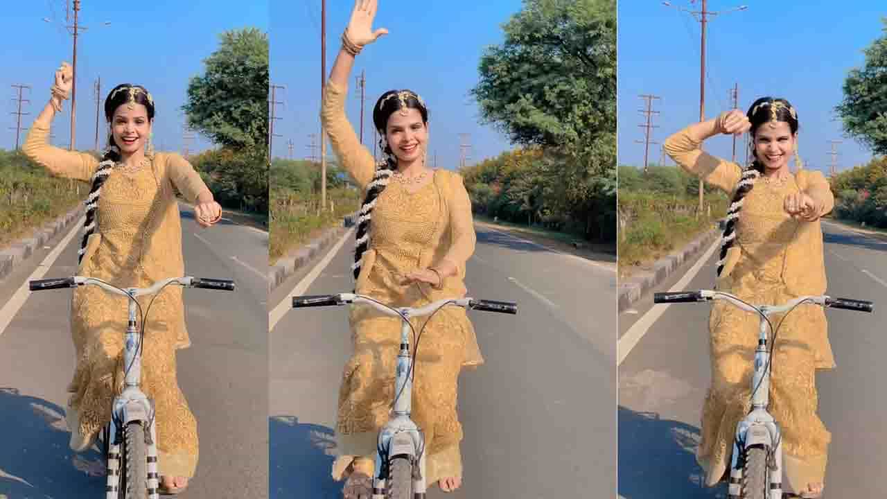 ಸೈಕಲ್ ಸವಾರಿಯೊಂದಿಗೆ ಅಲ್ಕಾ ಯಾಜ್ಞಿಕ್, ಕುಮಾರ ಸಾನು ಹಾಡಿಗೆ ಅಭಿನಯಿಸಿದ ಯುವತಿಯ ವಿಡಿಯೋ ವೈರಲ್ ಸೈಕಲ್ ಸವಾರಿಯೊಂದಿಗೆ ಅಲ್ಕಾ ಯಾಜ್ಞಿಕ್, ಕುಮಾರ ಸಾನು ಹಾಡಿಗೆ ಅಭಿನಯಿಸಿದ ಯುವತಿಯ ವಿಡಿಯೋ ವೈರಲ್
