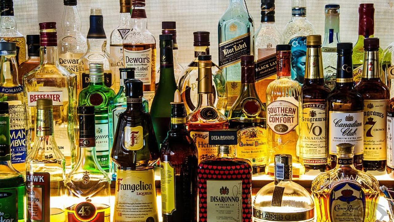 Liquor: ಹೊಸ ವರ್ಷಕ್ಕೆ ಭರ್ಜರಿ ಮದ್ಯ ಮಾರಾಟ: ಅಬಕಾರಿ ಇಲಾಖೆ ಬೊಕ್ಕಸಕ್ಕೆ ಹರಿದು ಬಂತು 657 ಕೋಟಿ ರೂ. ಆದಾಯ Liquor: ಹೊಸ ವರ್ಷಕ್ಕೆ ಭರ್ಜರಿ ಮದ್ಯ ಮಾರಾಟ: ಅಬಕಾರಿ ಇಲಾಖೆ ಬೊಕ್ಕಸಕ್ಕೆ ಹರಿದು ಬಂತು 657 ಕೋಟಿ ರೂ. ಆದಾಯ