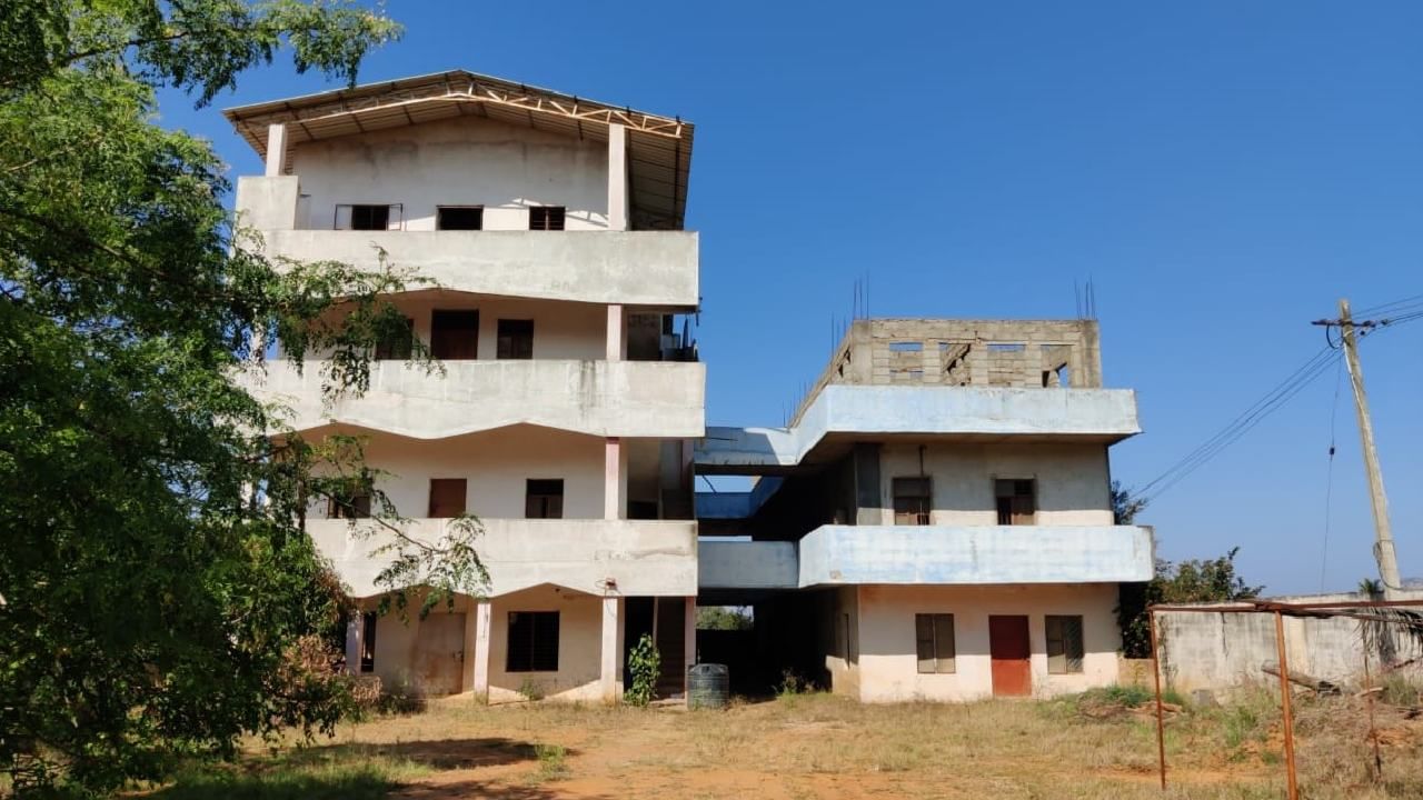 ಚಿಕ್ಕಬಳ್ಳಾಪುರದಲ್ಲಿ ಖೋಟಾ ನೋಟು ಪ್ರಿಂಟ್ ಅಡ್ಡೆ ಮೇಲೆ ದಾಳಿ: 3ರ ಬಂಧನ, 60 ಲಕ್ಷಕ್ಕೂ ಹೆಚ್ಚು ಬೆಲೆಯ ಖೋಟಾ ನೋಟು ಜಪ್ತಿ ಚಿಕ್ಕಬಳ್ಳಾಪುರದಲ್ಲಿ ಖೋಟಾ ನೋಟು ಪ್ರಿಂಟ್ ಅಡ್ಡೆ ಮೇಲೆ ದಾಳಿ: 3ರ ಬಂಧನ, 60 ಲಕ್ಷಕ್ಕೂ ಹೆಚ್ಚು ಬೆಲೆಯ ಖೋಟಾ ನೋಟು ಜಪ್ತಿ