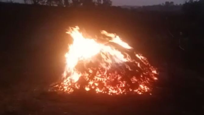 Hangal: ಮೆಕ್ಕೆಜೋಳ ರಾಶಿಗೆ ಬೆಂಕಿ ಇಟ್ಟ ದುಷ್ಕರ್ಮಿಗಳು: 3 ಲಕ್ಷಕ್ಕೂ ಅಧಿಕ ಮೌಲ್ಯದ ತೆನೆರಾಶಿ ಬೆಂಕಿಗಾಹುತಿ Hangal: ಮೆಕ್ಕೆಜೋಳ ರಾಶಿಗೆ ಬೆಂಕಿ ಇಟ್ಟ ದುಷ್ಕರ್ಮಿಗಳು: 3 ಲಕ್ಷಕ್ಕೂ ಅಧಿಕ ಮೌಲ್ಯದ ತೆನೆರಾಶಿ ಬೆಂಕಿಗಾಹುತಿ