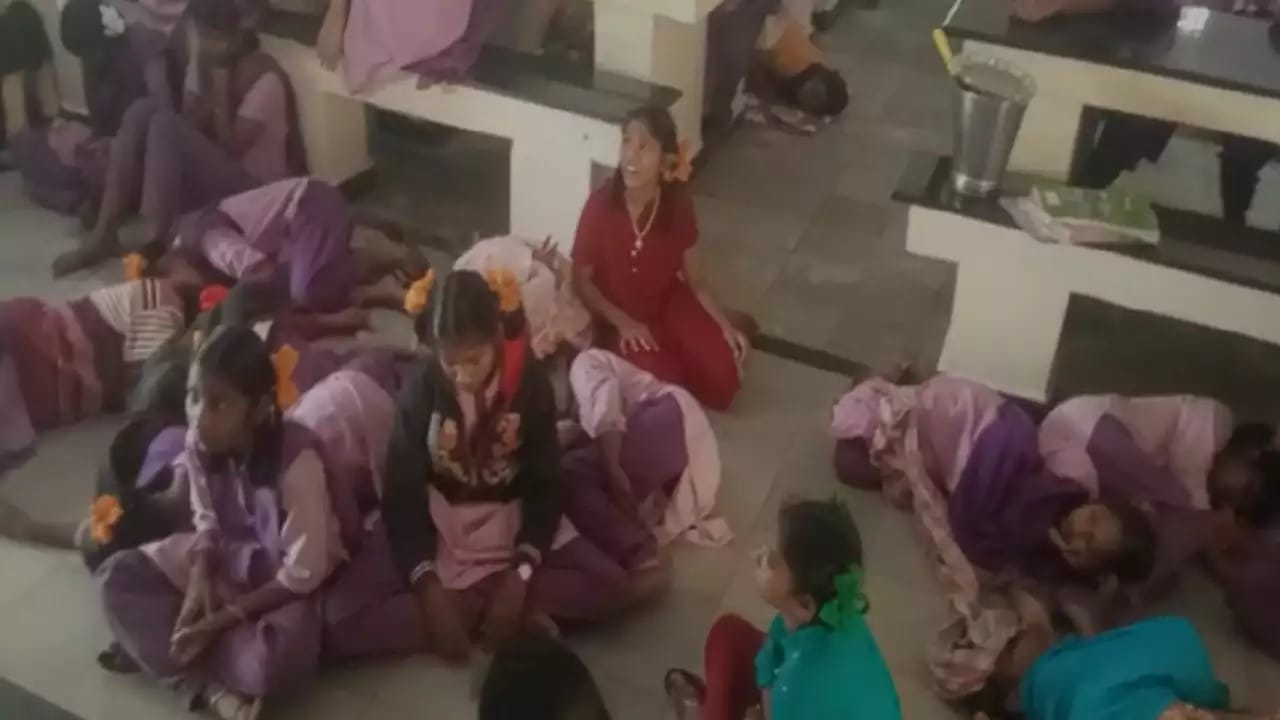 Food Poisoning: ಆಂಧ್ರದ ಶಾಲೆಯಲ್ಲಿ ಆಹಾರ ಸೇವಿಸಿ ನೂರಕ್ಕೂ ಹೆಚ್ಚು ಮಕ್ಕಳು ಅಸ್ವಸ್ಥ Food Poisoning: ಆಂಧ್ರದ ಶಾಲೆಯಲ್ಲಿ ಆಹಾರ ಸೇವಿಸಿ ನೂರಕ್ಕೂ ಹೆಚ್ಚು ಮಕ್ಕಳು ಅಸ್ವಸ್ಥ