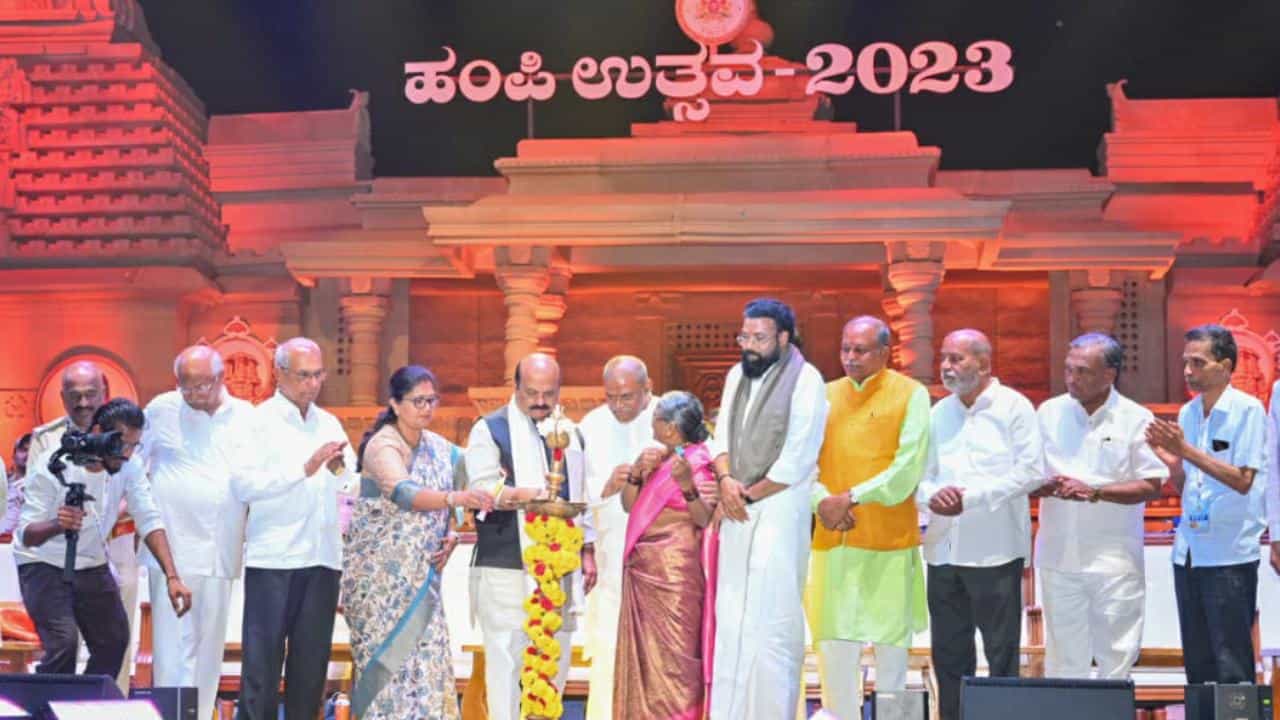 Hampi Utsava 2023: ವಿಶ್ವವಿಖ್ಯಾತ ಹಂಪಿ ಉತ್ಸವಕ್ಕೆ ಚಾಲನೆ ನೀಡಿದ ಸಿಎಂ ಬಸವರಾಜ ಬೊಮ್ಮಾಯಿ Hampi Utsava 2023: ವಿಶ್ವವಿಖ್ಯಾತ ಹಂಪಿ ಉತ್ಸವಕ್ಕೆ ಚಾಲನೆ ನೀಡಿದ ಸಿಎಂ ಬಸವರಾಜ ಬೊಮ್ಮಾಯಿ