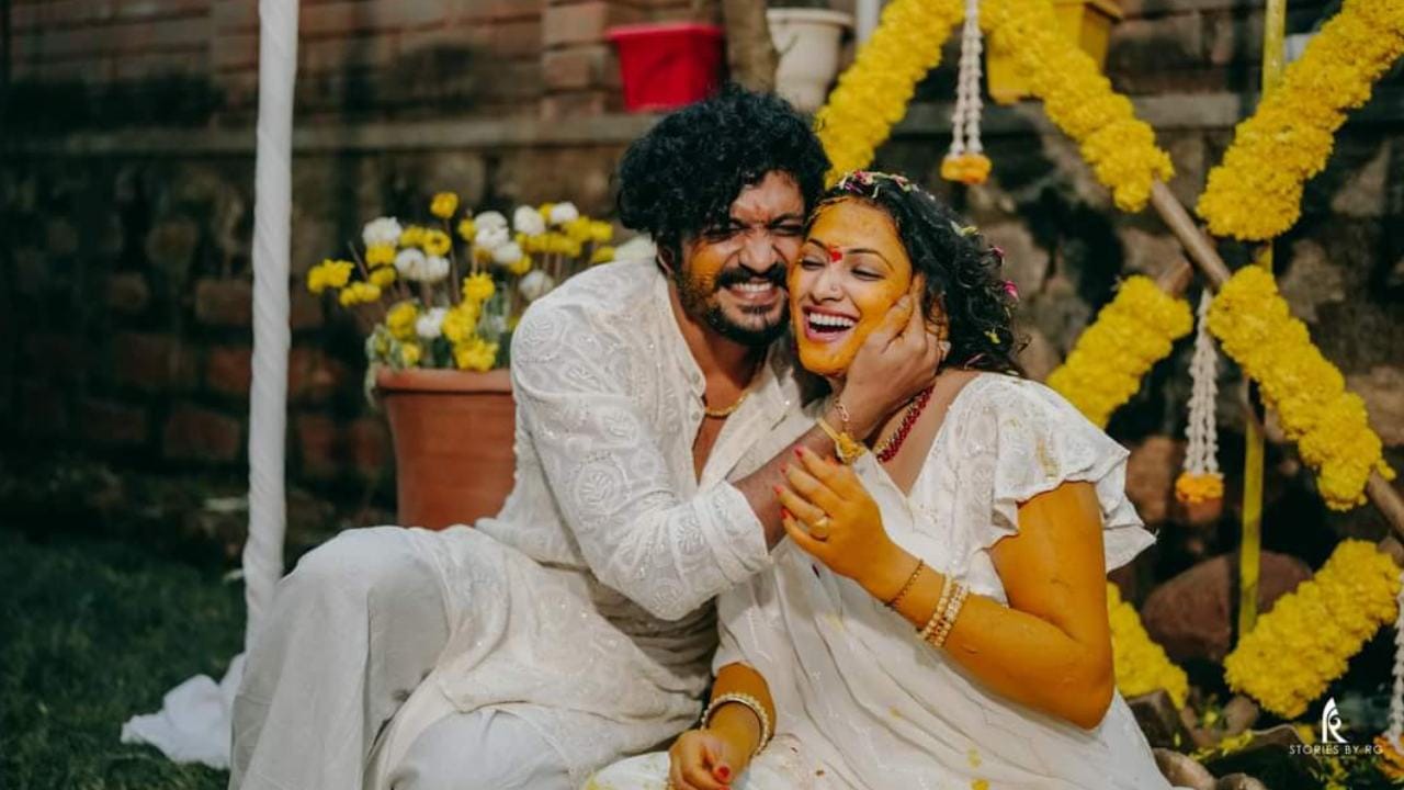 ಸ್ಯಾಂಡಲ್ವುಡ್ನ ಕ್ಯೂಟ್ ಜೋಡಿ ಹರಿಪ್ರಿಯಾ ಮತ್ತು ವಸಿಷ್ಠ ಸಿಂಹ ಮದುವೆಗೆ
ಕ್ಷಣಗಣನೆ ಶುರುವಾಗಿದೆ. ಹಾಗಾಗಿ ಇಂದು (ಜ. 25) ಅರಿಶಿನ ಶಾಸ್ತ್ರ ನೆರವೇರಿದೆ. (PC: HariPrriya twitter)