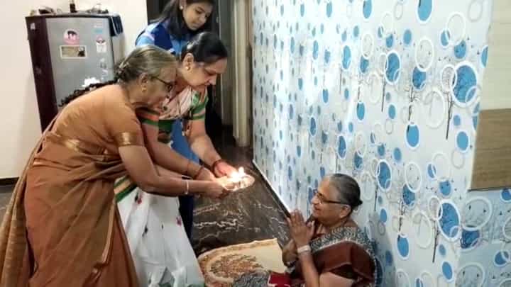 ಸುಧಾಮೂರ್ತಿಗೆ ಪದ್ಮಭೂಷಣ ಗೌರವ: ಜಮಖಂಡಿಯಲ್ಲಿ ಆರತಿ ಬೆಳಗಿದ ಸಂಬಂಧಿಕರು ಸುಧಾಮೂರ್ತಿಗೆ ಪದ್ಮಭೂಷಣ ಗೌರವ: ಜಮಖಂಡಿಯಲ್ಲಿ ಆರತಿ ಬೆಳಗಿದ ಸಂಬಂಧಿಕರು