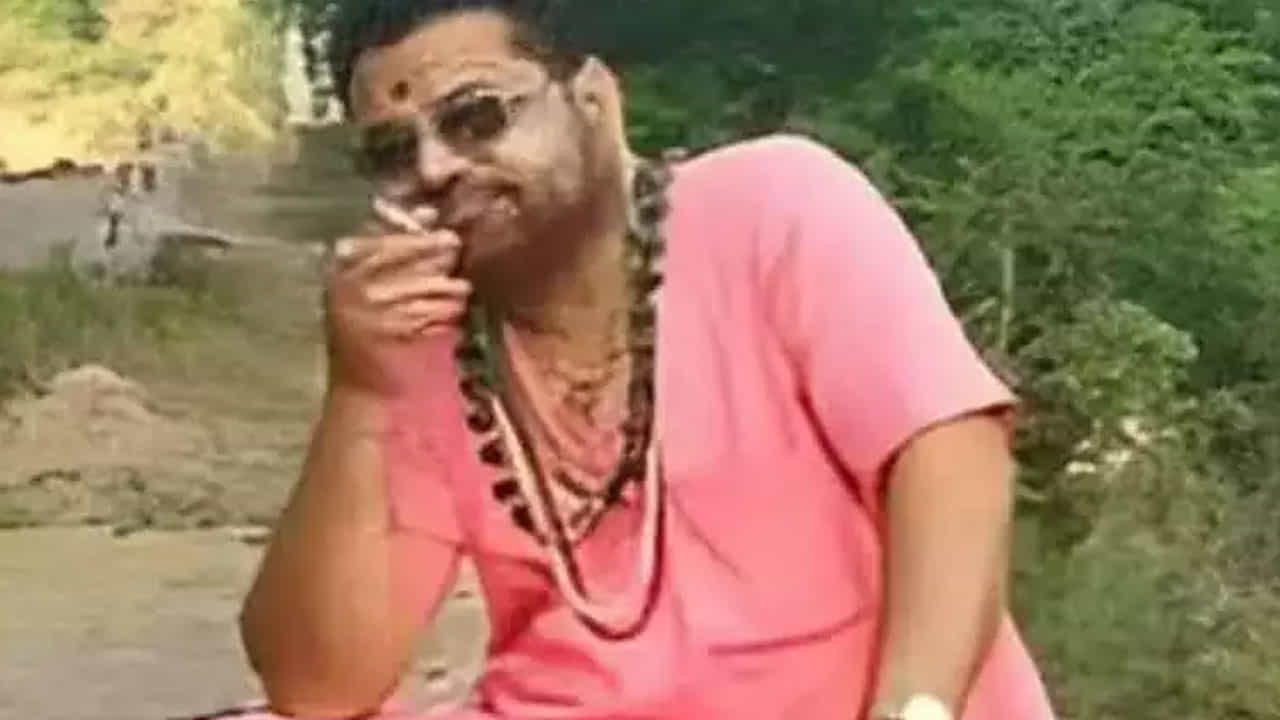 Jalebi Baba:100ಕ್ಕಿಂತಲೂ ಹೆಚ್ಚು ಮಹಿಳೆಯರ ಮೇಲೆ ಅತ್ಯಾಚಾರವೆಸಗಿದ್ದ ಜಲೇಬಿ ಬಾಬಾಗೆ 14 ವರ್ಷ ಜೈಲು ಶಿಕ್ಷೆ Jalebi Baba:100ಕ್ಕಿಂತಲೂ ಹೆಚ್ಚು ಮಹಿಳೆಯರ ಮೇಲೆ ಅತ್ಯಾಚಾರವೆಸಗಿದ್ದ ಜಲೇಬಿ ಬಾಬಾಗೆ 14 ವರ್ಷ ಜೈಲು ಶಿಕ್ಷೆ