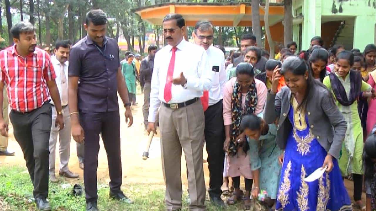 Chikkaballapura: ಸೂಟು ಬೂಟು ತೆಗೆದು, ಸಲಕೆ, ಪೊರಕೆ ಹಿಡಿದು ವಿದ್ಯಾರ್ಥಿನಿಯರಿಗೆ ಸ್ವಚ್ಚತೆ ಪಾಠ ಮಾಡಿದ ನ್ಯಾಯಾಧೀಶ ಬಿ.ವೀರಪ್ಪ