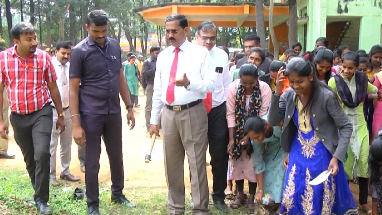 Chikkaballapura: ಸೂಟು ಬೂಟು ತೆಗೆದು, ಸಲಕೆ, ಪೊರಕೆ ಹಿಡಿದು ವಿದ್ಯಾರ್ಥಿನಿಯರಿಗೆ ಸ್ವಚ್ಚತೆ ಪಾಠ ಮಾಡಿದ ನ್ಯಾಯಾಧೀಶ ಬಿ.ವೀರಪ್ಪ