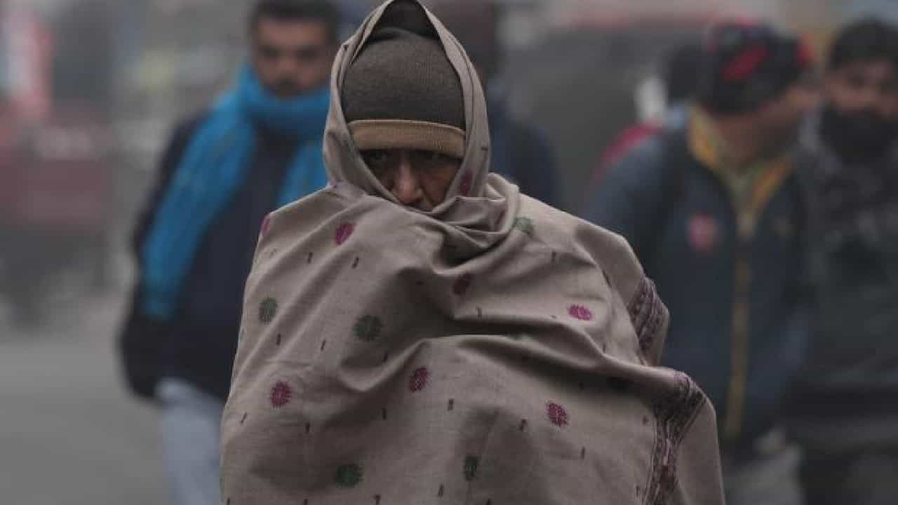 Karnataka Weather: ಉತ್ತರ ಕರ್ನಾಟಕದಲ್ಲಿ ಇಂದಿನಿಂದ ವಿಪರೀತ ಚಳಿ ಗಾಳಿ; ಬೆಂಗಳೂರಿನಲ್ಲೂ ದಟ್ಟ ಮಂಜು Karnataka Weather: ಉತ್ತರ ಕರ್ನಾಟಕದಲ್ಲಿ ಇಂದಿನಿಂದ ವಿಪರೀತ ಚಳಿ ಗಾಳಿ; ಬೆಂಗಳೂರಿನಲ್ಲೂ ದಟ್ಟ ಮಂಜು