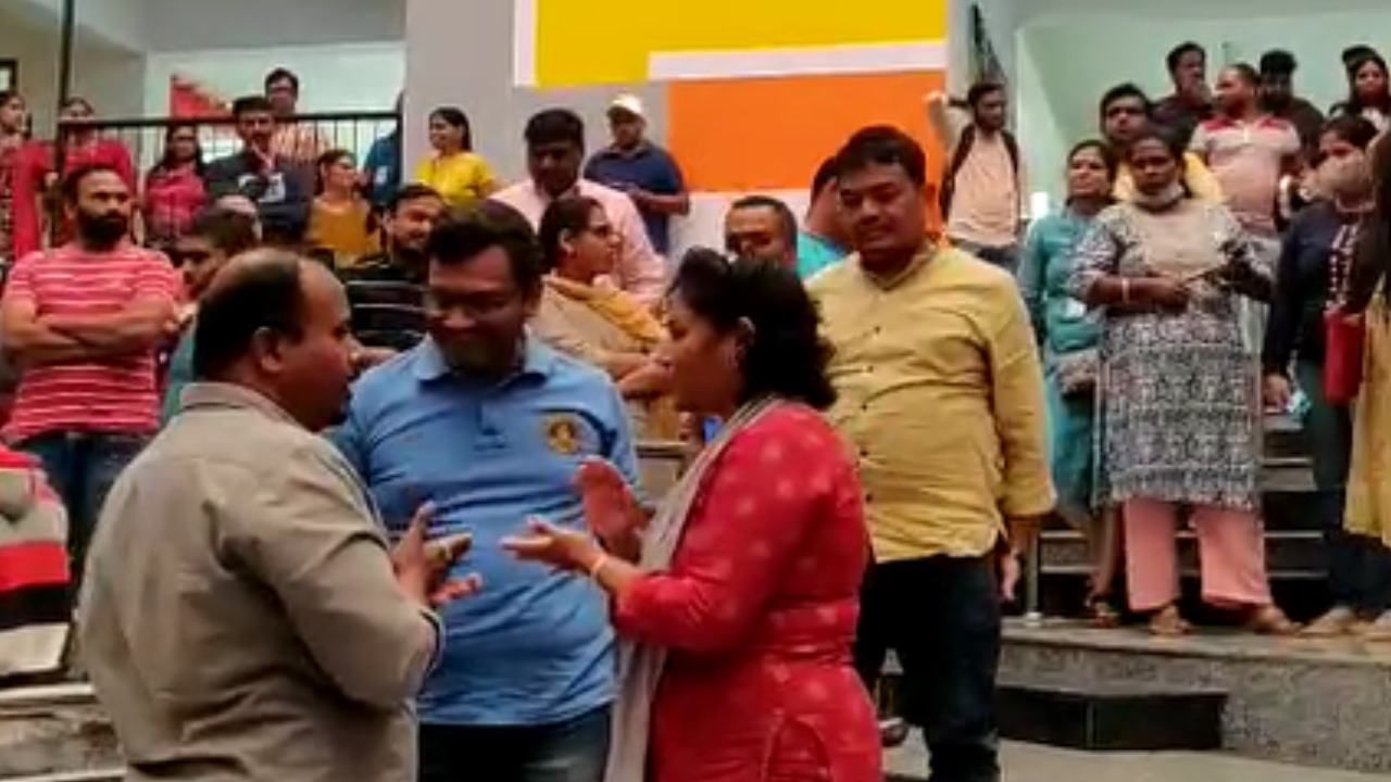 ಸಿಬಿಎಸ್ಸಿ ಸಿಲೆಬಸ್ ಪಾಠ ಮಾಡಿ, ಈಗ ರಾಜ್ಯ ಪಠ್ಯಕ್ರಮಕ್ಕೆ ಎಕ್ಸಾಂ: ಆರ್ಕಿಡ್ ಶಾಲೆ ವಿರುದ್ಧ ಪೋಷಕರ ಆಕ್ರೋಶ ಸಿಬಿಎಸ್ಸಿ ಸಿಲೆಬಸ್ ಪಾಠ ಮಾಡಿ, ಈಗ ರಾಜ್ಯ ಪಠ್ಯಕ್ರಮಕ್ಕೆ ಎಕ್ಸಾಂ: ಆರ್ಕಿಡ್ ಶಾಲೆ ವಿರುದ್ಧ ಪೋಷಕರ ಆಕ್ರೋಶ