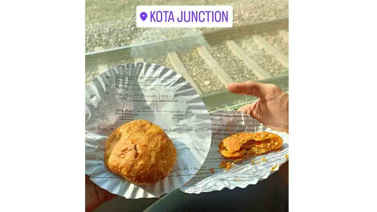 ಇಲ್ಲಿ ಕಚೋರಿ ತಿನ್ನಬೇಕೆಂದರೆ ರಸಾಯನಶಾಸ್ತ್ರ ಅಧ್ಯಯನ ಮಾಡುವುದು ಕಡ್ಡಾಯ! ಇಲ್ಲಿ ಕಚೋರಿ ತಿನ್ನಬೇಕೆಂದರೆ ರಸಾಯನಶಾಸ್ತ್ರ ಅಧ್ಯಯನ ಮಾಡುವುದು ಕಡ್ಡಾಯ!