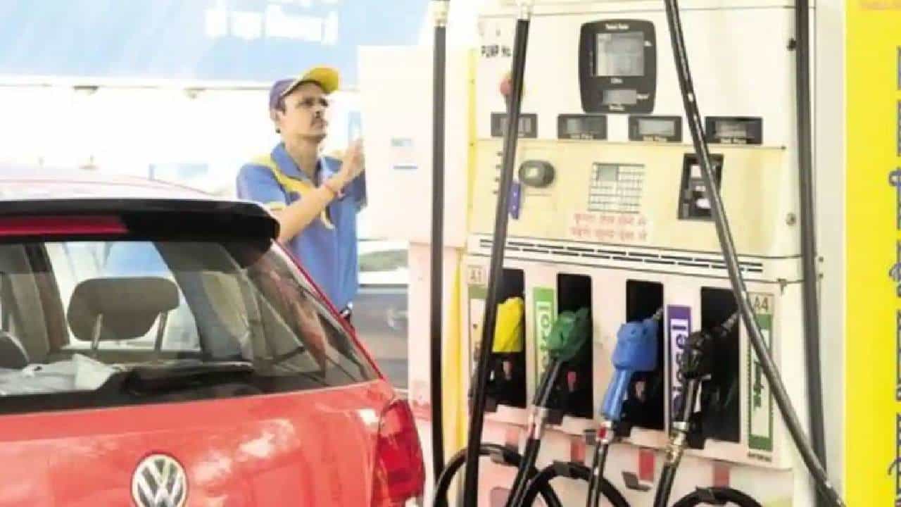 Petrol Price on January 19: ಇಂಧನದ ಗ್ರಾಹಕರಿಗೆ ಗುಡ್ ನ್ಯೂಸ್; ಬಜೆಟ್ಗೂ ಮೊದಲೇ ಕೊಂಚ ಕುಸಿದ ಪೆಟ್ರೋಲ್, ಡೀಸೆಲ್ ಬೆಲೆ Petrol Price on January 19: ಇಂಧನದ ಗ್ರಾಹಕರಿಗೆ ಗುಡ್ ನ್ಯೂಸ್; ಬಜೆಟ್ಗೂ ಮೊದಲೇ ಕೊಂಚ ಕುಸಿದ ಪೆಟ್ರೋಲ್, ಡೀಸೆಲ್ ಬೆಲೆ