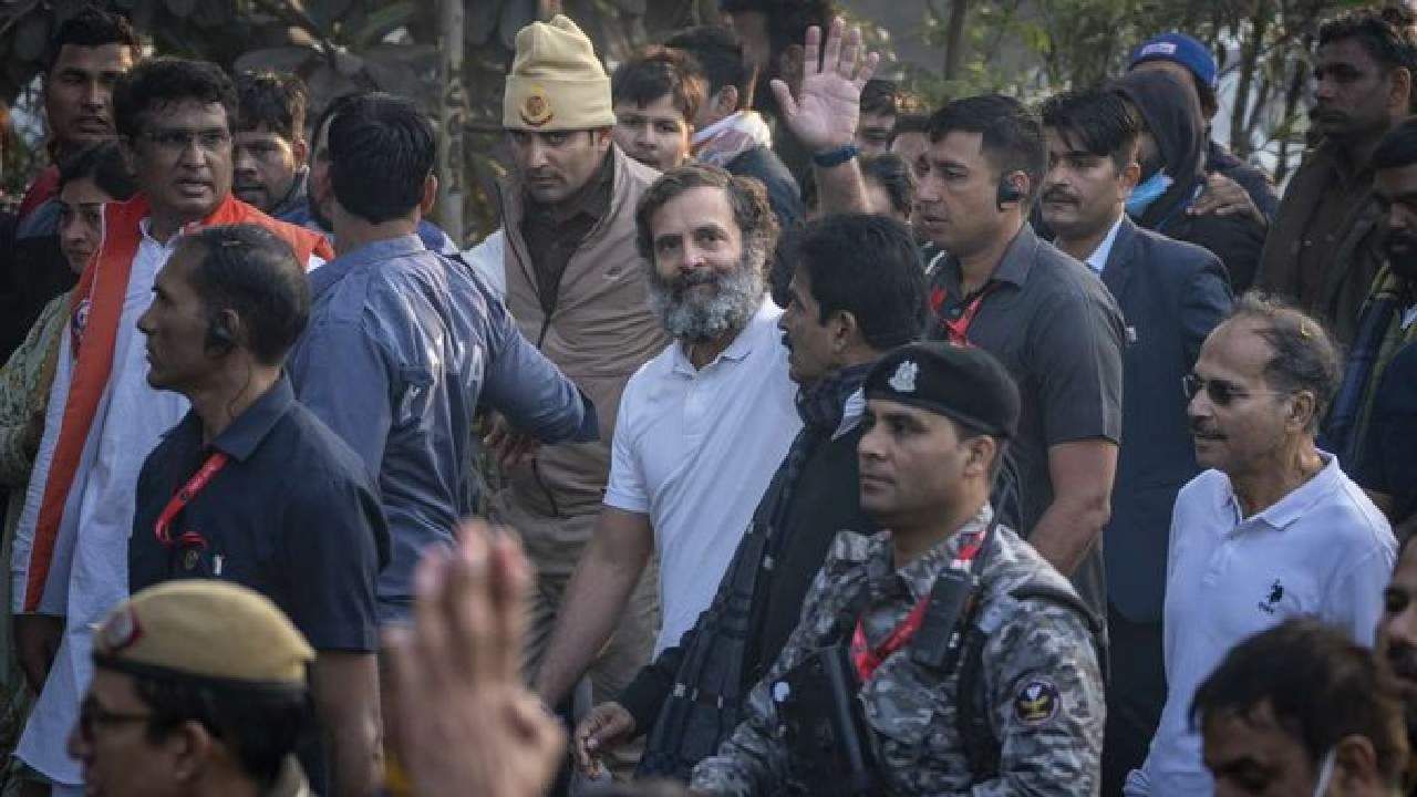 Rahul Gandhi: ಭಾರತ್ ಜೋಡೋ ಯಾತ್ರೆಯಲ್ಲಿ ಭದ್ರತಾ ವೈಫಲ್ಯ; ಓಡಿಬಂದು ರಾಹುಲ್ ಗಾಂಧಿಯನ್ನು ತಬ್ಬಿಕೊಂಡ ಯುವಕ Rahul Gandhi: ಭಾರತ್ ಜೋಡೋ ಯಾತ್ರೆಯಲ್ಲಿ ಭದ್ರತಾ ವೈಫಲ್ಯ; ಓಡಿಬಂದು ರಾಹುಲ್ ಗಾಂಧಿಯನ್ನು ತಬ್ಬಿಕೊಂಡ ಯುವಕ