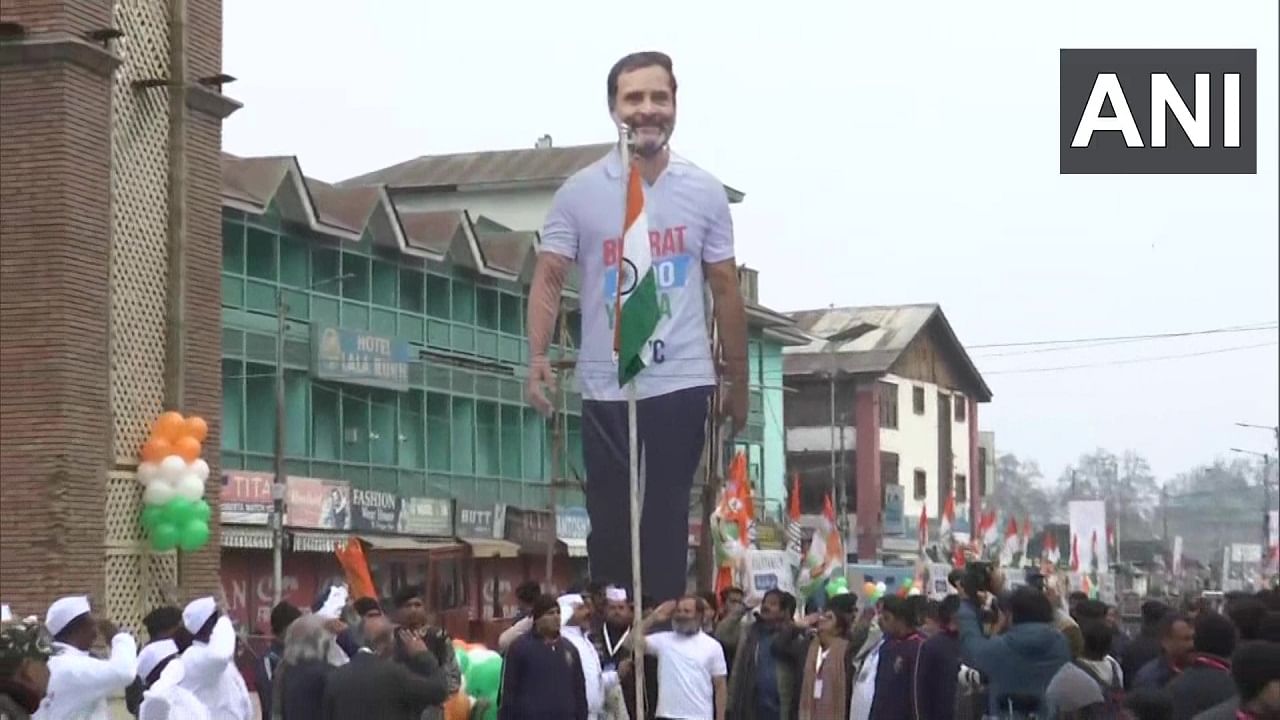 Rahul Gandhi At Lal Chowk: ಕಾಶ್ಮೀರದ ಲಾಲ್ ಚೌಕ್​ನಲ್ಲಿ ರಾಷ್ಟ್ರಧ್ವಜ ಹಾರಿಸಿದ ರಾಹುಲ್ ಗಾಂಧಿ