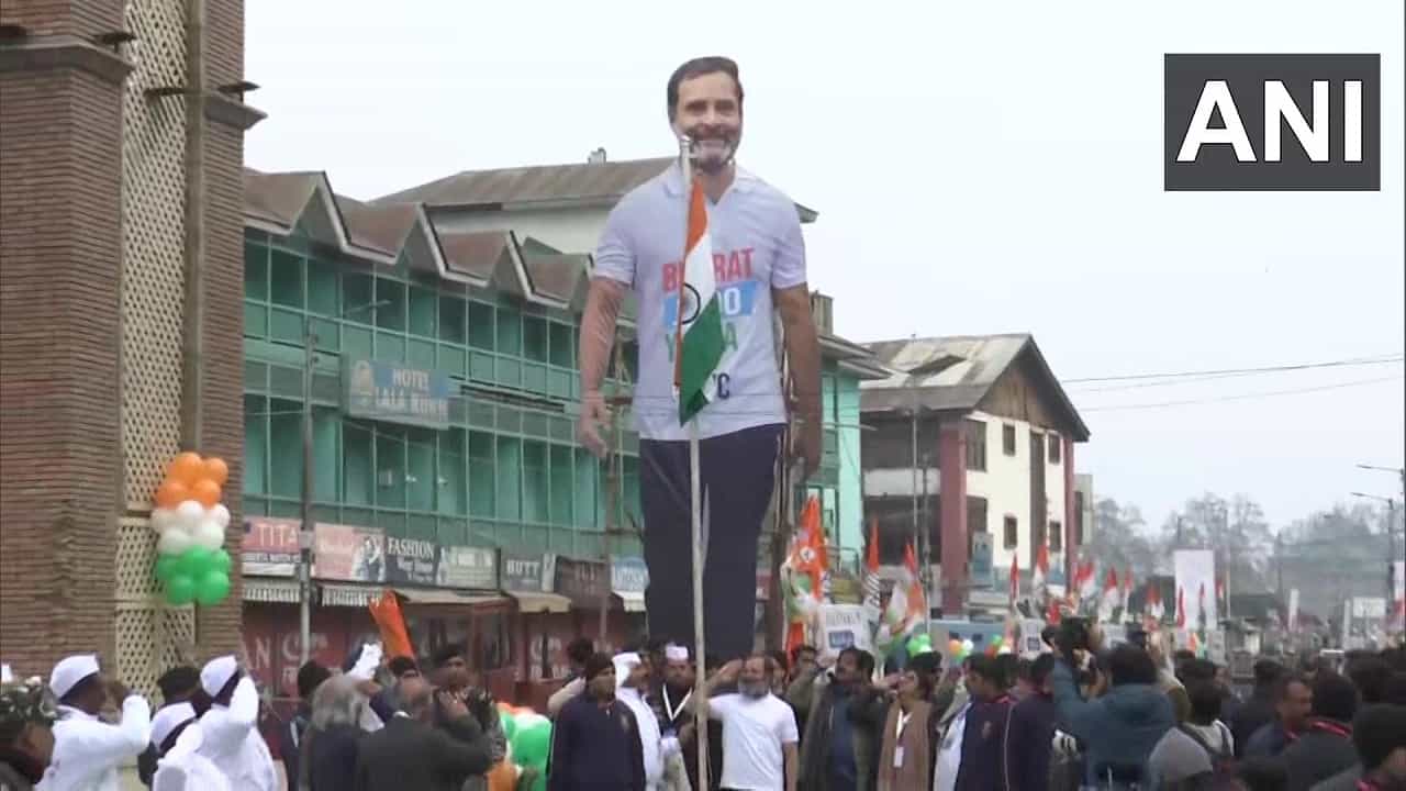 Rahul Gandhi At Lal Chowk: ಕಾಶ್ಮೀರದ ಲಾಲ್ ಚೌಕ್ನಲ್ಲಿ ರಾಷ್ಟ್ರಧ್ವಜ ಹಾರಿಸಿದ ರಾಹುಲ್ ಗಾಂಧಿ Rahul Gandhi At Lal Chowk: ಕಾಶ್ಮೀರದ ಲಾಲ್ ಚೌಕ್ನಲ್ಲಿ ರಾಷ್ಟ್ರಧ್ವಜ ಹಾರಿಸಿದ ರಾಹುಲ್ ಗಾಂಧಿ