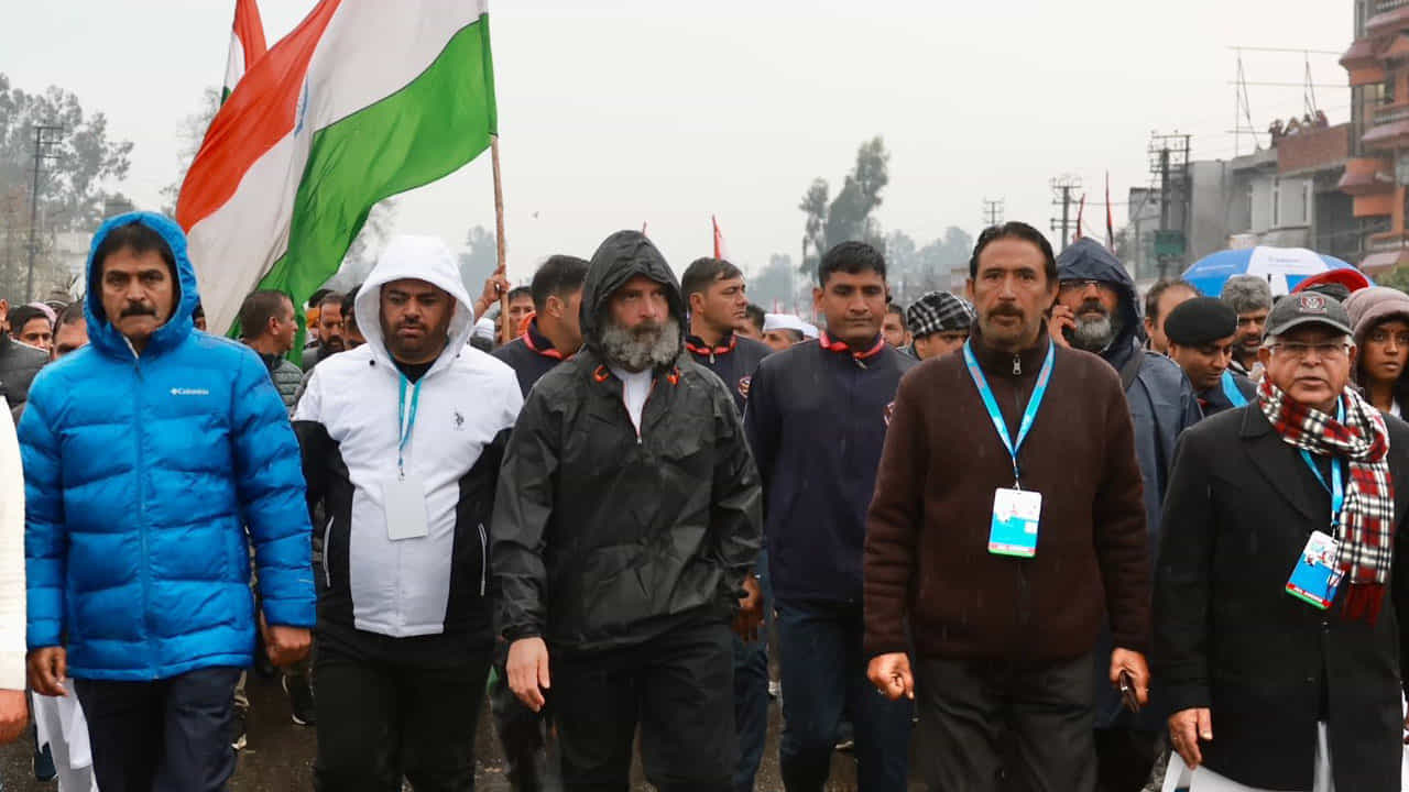 Rahul Gandhi: ಕಾಶ್ಮೀರ ತಲುಪಿದ ಭಾರತ್ ಜೋಡೋ ಯಾತ್ರೆ; ತುಂತುರು ಮಳೆಗೆ ಜಾಕೆಟ್ ಧರಿಸಿ ನಡೆದ ರಾಹುಲ್ ಗಾಂಧಿ Rahul Gandhi: ಕಾಶ್ಮೀರ ತಲುಪಿದ ಭಾರತ್ ಜೋಡೋ ಯಾತ್ರೆ; ತುಂತುರು ಮಳೆಗೆ ಜಾಕೆಟ್ ಧರಿಸಿ ನಡೆದ ರಾಹುಲ್ ಗಾಂಧಿ