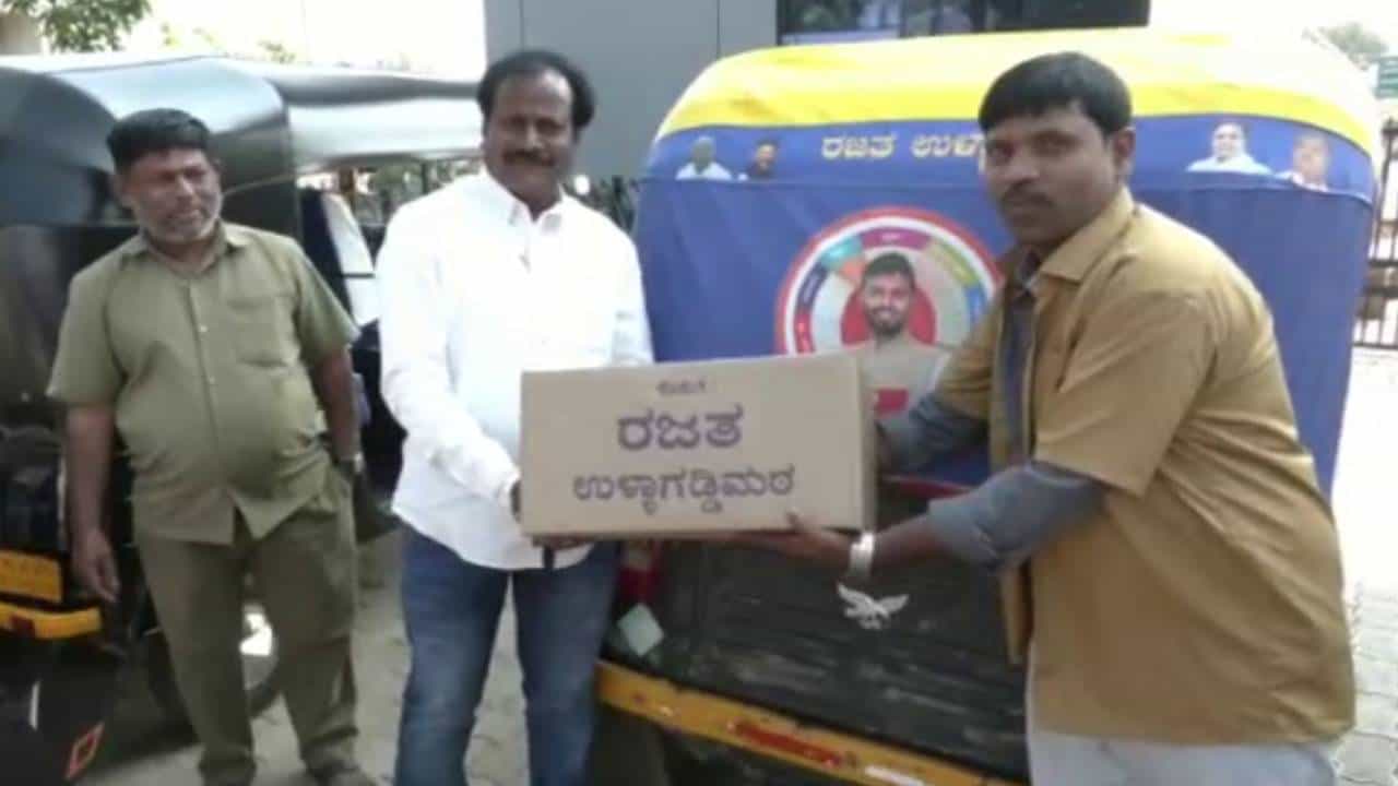Gift Politics: ಬೆಳಗಾವಿಯಲ್ಲಿ ಅತ್ತೆ ಲಕ್ಷ್ಮೀ ಹೆಬ್ಬಾಳ್ಕರ್ ಕುಕ್ಕರ್ ಪಾಲಿಟಿಕ್ಸ್, ಹುಬ್ಬಳ್ಳಿಯಲ್ಲಿ ಅಳಿಯನಿಂದ ದೋಸೆ ಹಂಚು, ಅಡುಗೆ ಪಾತ್ರೆ, ಶರ್ಟ್ ಗಿಫ್ಟ್ Gift Politics: ಬೆಳಗಾವಿಯಲ್ಲಿ ಅತ್ತೆ ಲಕ್ಷ್ಮೀ ಹೆಬ್ಬಾಳ್ಕರ್ ಕುಕ್ಕರ್ ಪಾಲಿಟಿಕ್ಸ್, ಹುಬ್ಬಳ್ಳಿಯಲ್ಲಿ ಅಳಿಯನಿಂದ ದೋಸೆ ಹಂಚು, ಅಡುಗೆ ಪಾತ್ರೆ, ಶರ್ಟ್ ಗಿಫ್ಟ್