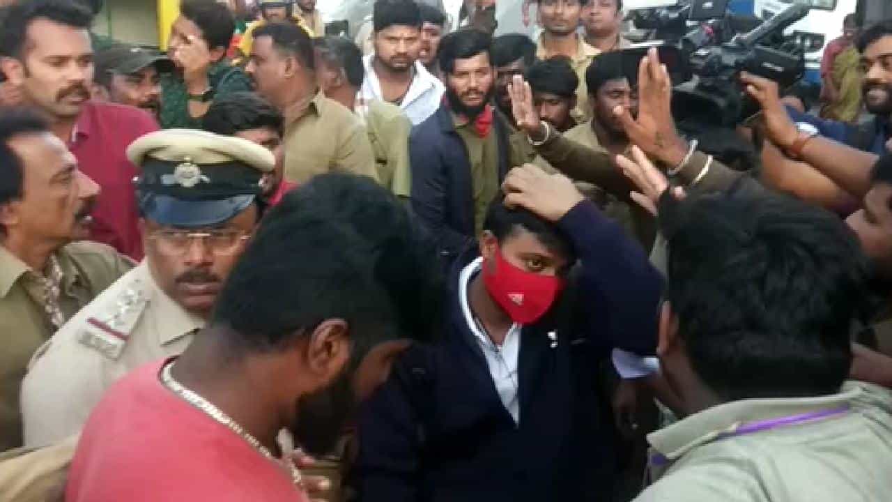 ರ್ಯಾಪಿಡೋ ಬೈಕ್ ಟ್ಯಾಕ್ಸಿ ನಿಷೇಧಿಸುವಂತೆ ಪಟ್ಟು: ಸ್ಥಳದಲ್ಲೇ ವಿಷ ಕುಡಿದ ಪ್ರತಿಭಟನಾ ನಿರತ ಆಟೋ ಚಾಲಕ ರ್ಯಾಪಿಡೋ ಬೈಕ್ ಟ್ಯಾಕ್ಸಿ ನಿಷೇಧಿಸುವಂತೆ ಪಟ್ಟು: ಸ್ಥಳದಲ್ಲೇ ವಿಷ ಕುಡಿದ ಪ್ರತಿಭಟನಾ ನಿರತ ಆಟೋ ಚಾಲಕ