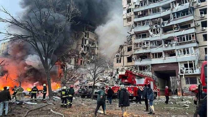 Russia-Ukraine War: ಉಕ್ರೇನ್ನ ಅಪಾರ್ಟ್ಮೆಂಟ್ ಮೇಲೆ ರಷ್ಯಾದ ಕ್ಷಿಪಣಿ ದಾಳಿ; 30 ಮಂದಿ ಸಾವು, 12 ಜನರ ಸ್ಥಿತಿ ಗಂಭೀರ Russia-Ukraine War: ಉಕ್ರೇನ್ನ ಅಪಾರ್ಟ್ಮೆಂಟ್ ಮೇಲೆ ರಷ್ಯಾದ ಕ್ಷಿಪಣಿ ದಾಳಿ; 30 ಮಂದಿ ಸಾವು, 12 ಜನರ ಸ್ಥಿತಿ ಗಂಭೀರ