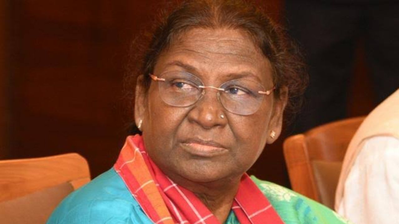 President Security Breach: ರಾಷ್ಟ್ರಪತಿ ದ್ರೌಪದಿ ಮುರ್ಮು ಪಾದ ಸ್ಪರ್ಶಿಸಲು ಯತ್ನಿಸಿದ ಸರ್ಕಾರಿ ಇಂಜಿನಿಯರ್ ಅಮಾನತು President Security Breach: ರಾಷ್ಟ್ರಪತಿ ದ್ರೌಪದಿ ಮುರ್ಮು ಪಾದ ಸ್ಪರ್ಶಿಸಲು ಯತ್ನಿಸಿದ ಸರ್ಕಾರಿ ಇಂಜಿನಿಯರ್ ಅಮಾನತು