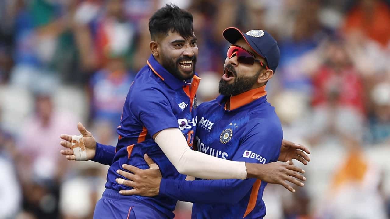 ICC Rankings: ಟಾಪ್ 5ರೊಳಗೆ ಎಂಟ್ರಿ; ಏಕದಿನ ರ್ಯಾಂಕಿಂಗ್ನಲ್ಲಿ ಕಿಂಗ್ ಕೊಹ್ಲಿ- ಸಿರಾಜ್ರದ್ದೇ ದರ್ಬಾರು! ICC Rankings: ಟಾಪ್ 5ರೊಳಗೆ ಎಂಟ್ರಿ; ಏಕದಿನ ರ್ಯಾಂಕಿಂಗ್ನಲ್ಲಿ ಕಿಂಗ್ ಕೊಹ್ಲಿ- ಸಿರಾಜ್ರದ್ದೇ ದರ್ಬಾರು!