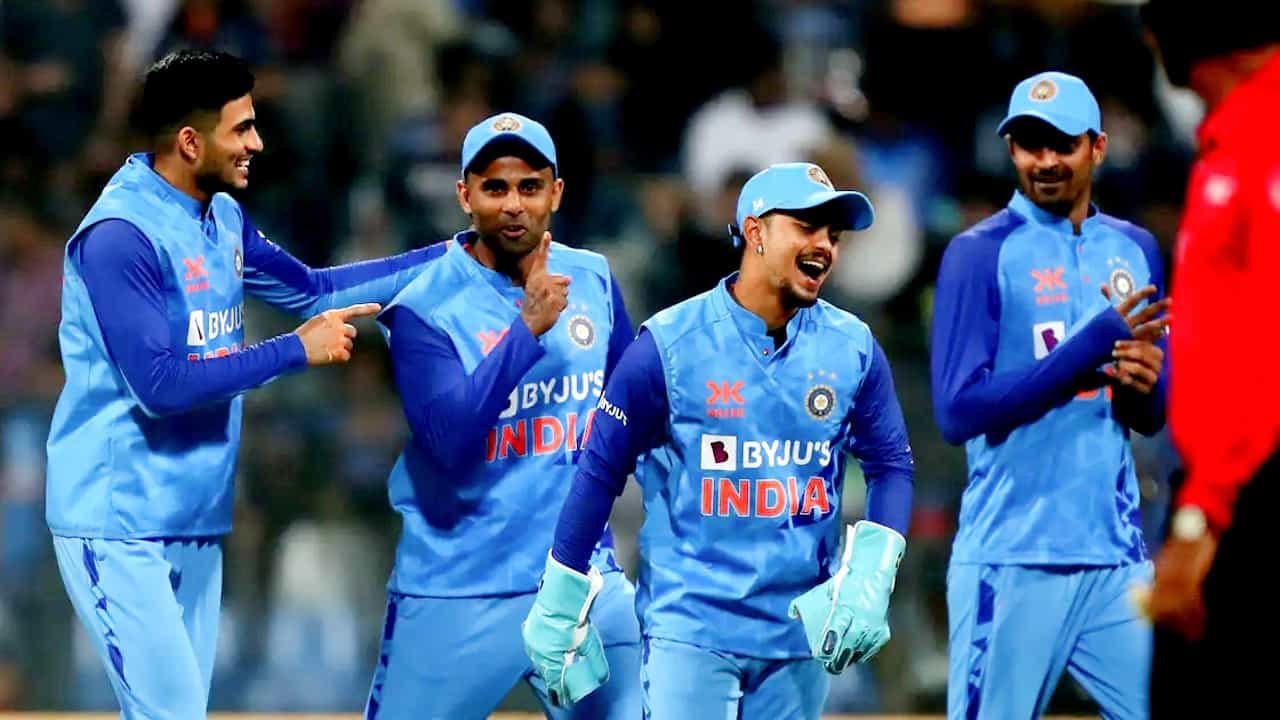 India vs Sri Lanka 1st T20I: ಮುಂಬೈನ ವಾಂಖೆಡೆ ಸ್ಟೇಡಿಯಂನಲ್ಲಿ ನಡೆದ ಶ್ರೀಲಂಕಾ ವಿರುದ್ಧದ ಮೊದಲ ಟಿ20 ಪಂದ್ಯದಲ್ಲಿ ಭಾರತ ತಂಡವು 2 ರನ್ಗಳಿಂದ ರೋಚಕ ಗೆಲುವು ದಾಖಲಿಸಿತು. ಈ ಗೆಲುವಿನೊಂದಿಗೆ 2023 ರಲ್ಲಿ ಟೀಮ್ ಇಂಡಿಯಾ ಶುಭಾರಂಭ ಮಾಡಿದೆ. ವಿಶೇಷ ಎಂದರೆ ಈ ಪಂದ್ಯದ ಮೂಲಕ ಭಾರತೀಯ ಆಟಗಾರರು ಹೊಸ ದಾಖಲೆಗಳನ್ನೂ ಕೂಡ ನಿರ್ಮಿಸಿದ್ದಾರೆ. ಹೀಗೆ ಶ್ರೀಲಂಕಾ ವಿರುದ್ಧದ ಮೊದಲ ಟಿ20 ಪಂದ್ಯದಲ್ಲಿ ನಿರ್ಮಾಣವಾದ 5 ದಾಖಲೆಗಳು ಈ ಕೆಳಗಿನಂತಿದೆ....