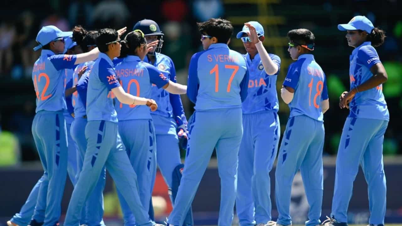 ದಕ್ಷಿಣ ಆಫ್ರಿಕಾದಲ್ಲಿ ನಡೆಯುತ್ತಿರುವ ಅಂಡರ್19 ಮಹಿಳಾ ಟಿ20 ವಿಶ್ವಕಪ್ನಲ್ಲಿ ಟೀಂ ಇಂಡಿಯಾ ಹ್ಯಾಟ್ರಿಕ್ ಜಯ ಸಾಧಿಸಿದೆ. ತನ್ನ ಮೂರನೇ ಪಂದ್ಯದಲ್ಲಿ ಸ್ಕಾಟ್ಲೆಂಡ್ ತಂಡವನ್ನು ಎದುರಿಸಿದ ಶಫಾಲಿ ಪಡೆ ಬರೋಬ್ಬರಿ 83 ರನ್ಗಳಿಂದ ಗೆದ್ದು ಬೀಗಿತು. ಈ ಗೆಲುವಿನೊಂದಿಗೆ ಸೂಪರ್-ಸಿಕ್ಸ್ ಸುತ್ತಿಗೂ ಎಂಟ್ರಿಕೊಟ್ಟಿದೆ.