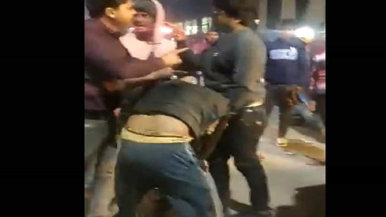 Viral Video: 5 ರೂ.ಗಾಗಿ ಹಣ್ಣಿನ ವ್ಯಾಪಾರಿಗೆ ಥಳಿಸಿದ ಯುವಕರು; ವಿಡಿಯೋ ವೈರಲ್ Viral Video: 5 ರೂ.ಗಾಗಿ ಹಣ್ಣಿನ ವ್ಯಾಪಾರಿಗೆ ಥಳಿಸಿದ ಯುವಕರು; ವಿಡಿಯೋ ವೈರಲ್