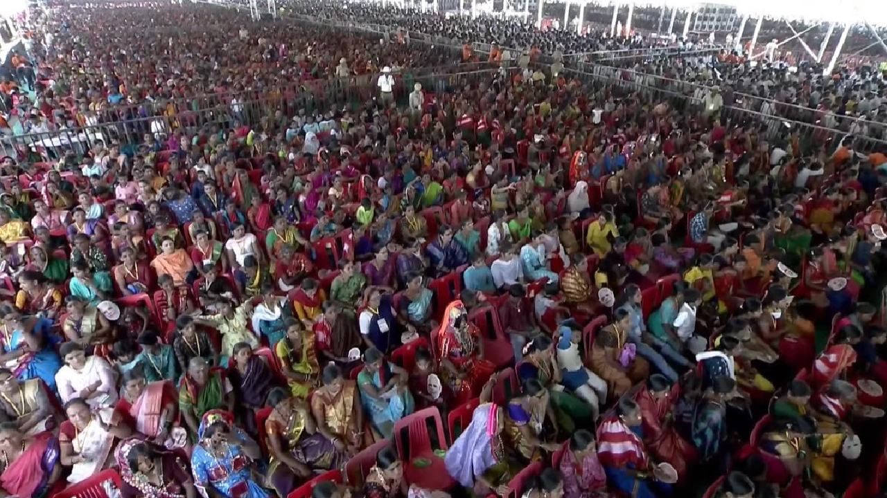 ಪ್ರಧಾನಿ ನರೇಂದ್ರ ಮೋದಿಯನ್ನು ನೋಡಲು ಸಮಾವೇಶಕ್ಕೆ ಕಿಕ್ಕಿರಿದು ಆಗಮಿಸಿದ ಯಾದಗಿರಿ ಜಿಲ್ಲೆಯ ಜನ. 