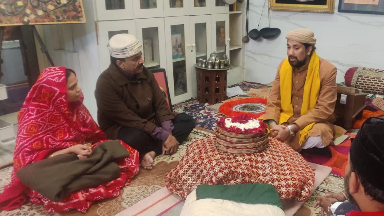 ಸಂತ ಖಾಜಾ ಗರೀಬ್ ನವಾಜ್ ದರ್ಗಾದಲ್ಲಿ ರೆಡ್ಡಿ ದಂಪತಿಗಳು ಚಾದರ್ ಸೇವೆ ಸಲ್ಲಿಸಿದ್ದಾರೆ.