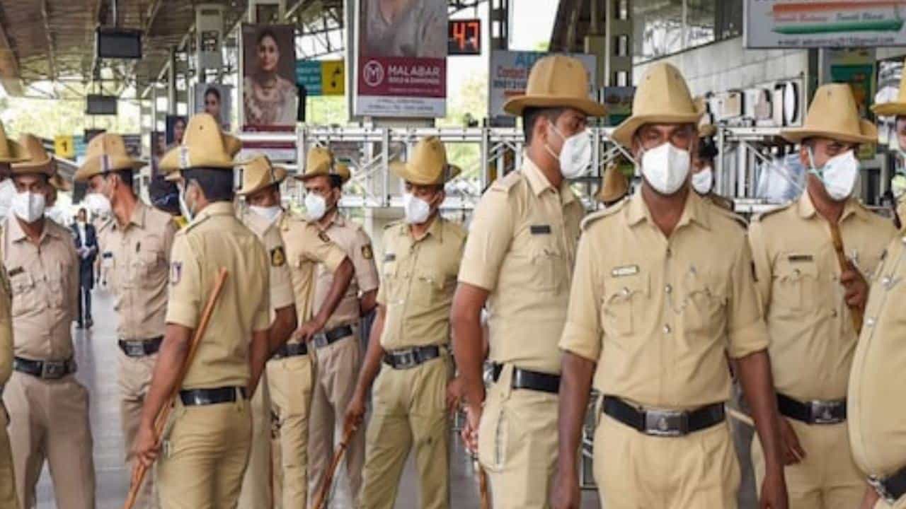 Police President Medal: ಅತ್ಯುತ್ತಮ ಸೇವೆ ಸಲ್ಲಿಸಿದ ಕರ್ನಾಟಕದ 20 ಪೊಲೀಸರಿಗೆ ರಾಷ್ಟ್ರಪತಿ ಪದಕ ಘೋಷಣೆ Police President Medal: ಅತ್ಯುತ್ತಮ ಸೇವೆ ಸಲ್ಲಿಸಿದ ಕರ್ನಾಟಕದ 20 ಪೊಲೀಸರಿಗೆ ರಾಷ್ಟ್ರಪತಿ ಪದಕ ಘೋಷಣೆ