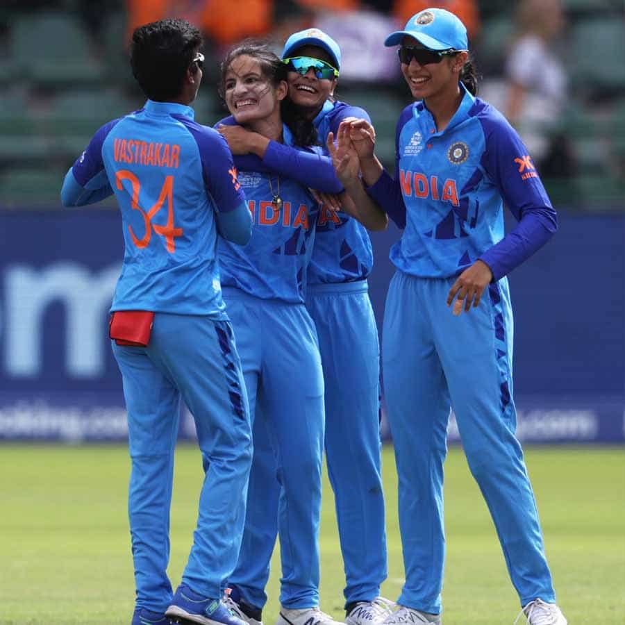 ಐಸಿಸಿ ಮಹಿಳಾ ಟಿ20 ವಿಶ್ವಕಪ್ನಲ್ಲಿ ನಡೆದ ಇಂಗ್ಲೆಂಡ್ ವಿರುದ್ಧದ ಪಂದ್ಯದಲ್ಲಿ ಭಾರತ ಸೋಲು ಕಂಡಿತು. ಕೆಬೆರಾದ ಸ್ಯಾಂಟ್ ಗೋರ್ಜ್ಸ್ ಪಾರ್ಕ್ನಲ್ಲಿ ನಡೆದ ಪಂದ್ಯದಲ್ಲಿ ಟಾರ್ಗೆಟ್ ಬೆನ್ನಟ್ಟುವಲ್ಲಿ ವಿಫಲವಾದ ಟೀಮ್ ಇಂಡಿಯಾ 11 ರನ್ಗಳಿಂದ ಸೋಲುಂಡಿತು. ಭಾರತ ಸೋತರೂ ಬೌಲರ್ ರೇಣುಕಾ ಸಿಂಗ್ ಠಾಕೂರ್ ಎಲ್ಲರ ಮನ ಗೆದ್ದರು.