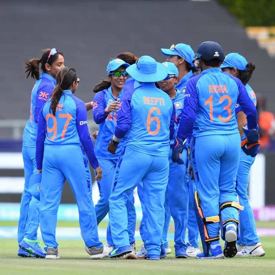 ದಕ್ಷಿಣ ಆಫ್ರಿಕಾದಲ್ಲಿ ಸಾಗುತ್ತಿರುವ ಐಸಿಸಿ ಮಹಿಳಾ ಟಿ20 ವಿಶ್ವಕಪ್ ಟೂರ್ನಿಯಲ್ಲಿ ಭಾರತೀಯ ವನಿತೆಯರು ಭರ್ಜರಿ ಪ್ರದರ್ಶನ ತೋರುತ್ತಿದ್ದಾರೆ. ಆಡಿದ ನಾಲ್ಕು ಪಂದ್ಯಗಳಲ್ಲಿ ಮೂರರಲ್ಲಿ ಜಯ ಹಾಗೂ ಒಂದು ಪಂದ್ಯದಲ್ಲಿ ಸೋಲು ಕಂಡಿರುವ ಹರ್ಮನ್ ಪಡೆ ಸೆಮಿ ಫೈನಲ್ಗೂ ಪ್ರವೇಶ ಪಡೆದಿದೆ. ಸೋಮವಾರ ಐರ್ಲೆಂಡ್ ವಿರುದ್ಧ ನಡೆದ ಪಂದ್ಯದಲ್ಲಿ ಟೀಮ್ ಇಂಡಿಯಾ ಡಕ್ವರ್ತ್ ಲೂಯಿಸ್ ನಿಯಮದ ಪ್ರಕಾರ 5 ರನ್ಗಳ ರೋಚಕ ಜಯ ಸಾಧಿಸಿತು.