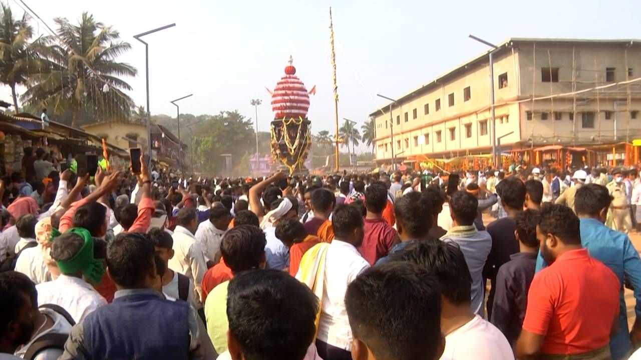 ಉಳವಿ ಜಾತ್ರೆಯ ಹಿನ್ನೆಲೆ ಸುಮಾರು 7 ಕೋಟಿ ರೂ. ವೆಚ್ಚದಲ್ಲಿ 150 ಮೀಟರ್ ಅಗಲ, ಅರ್ಧ ಕಿಲೋಮೀಟರ್ ಉದ್ದದ ಜಿಲ್ಲೆಯಲ್ಲಿಯೇ ಅತ್ಯಂತ ವಿಶಾಲವಾದ ರಥ ಬೀದಿ ನಿರ್ಮಾಣ ಮಾಡಲಾಗಿದೆ. ಈ ರಥ ಬೀದಿಯಲ್ಲಿ ಶೃಂಗರಿಸಿದ ರಥವನ್ನು ಮಾಘಾ ನಕ್ಷತ್ರದ ಶುಭ ಸಂದರ್ಭದಲ್ಲಿ ರಥ ಕಾಣಿಕೆ ಅರ್ಪಿಸಿ, ರಥ ಎಳೆದು ಸಂಭ್ರಮಿಸಿದರು. 
