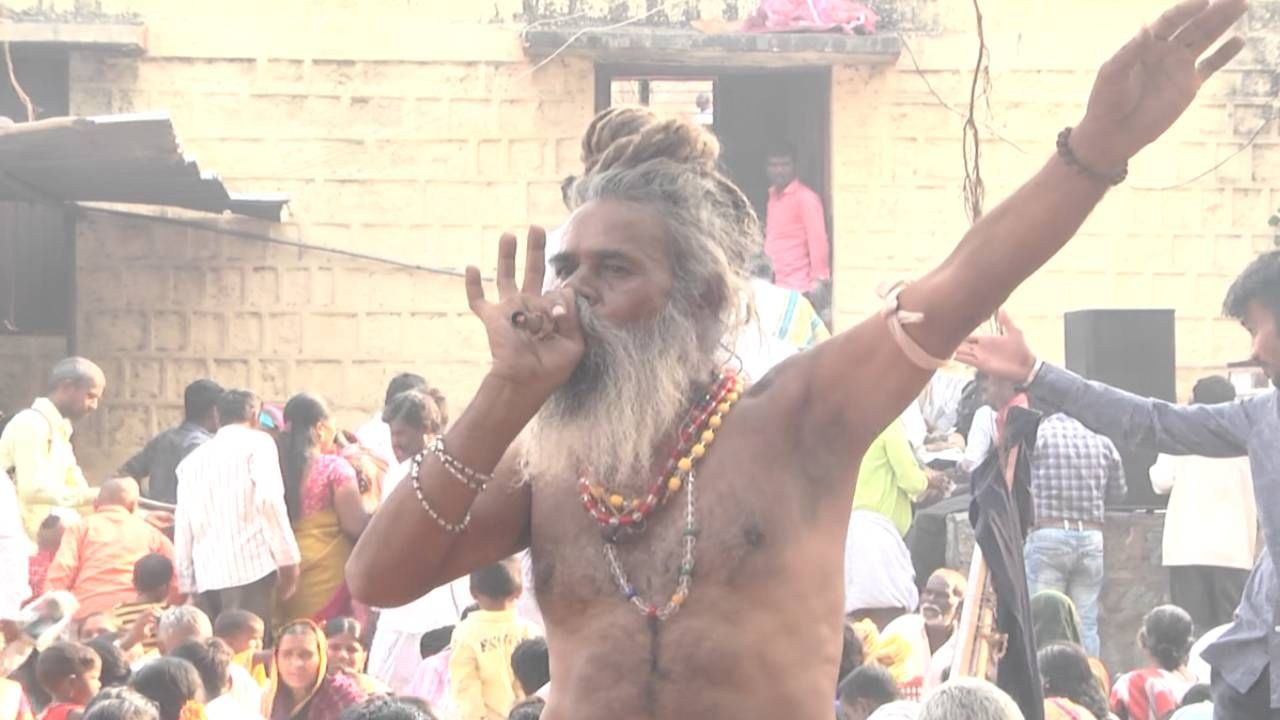 ಹೀಗಾಗಿ ಸಾವಿರಾರು ಭಕ್ತರು ಕೈಲಾಸ ಕಟ್ಟಿ ಬಳಿ ಬಂದು ಸಾಧುಗಳಿಗೆ ಗಾಂಜಾವನ್ನ ಹಂಚುತ್ತಾರೆ ಸಾಕ್ಷಾತ್ ಮೌನೇಶ್ವರನನ್ನ ಸಾದುಗಳ ರೂಪದಲ್ಲಿ ಕಾಣುತ್ತಾರೆ. ಹೀಗಾಗಿ ಭಕ್ತರ ತಂದು ಕೊಟ್ಟ ಗಾಂಜಾವನ್ನ ಸಾಧುಗಳು ಚಿಲುಮೆಯಲ್ಲಿ ತುಂಬಿ ನೆತ್ತಿಗೆ ಹೆರುವ ಹಾಗೆ ಎಳೆದು ಬಿಡುತ್ತಾರೆ.