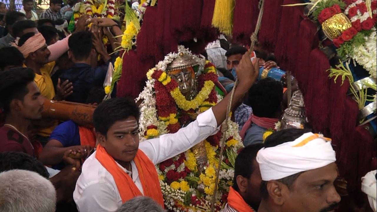 ಇದು ಬೇರೆಕಡೆ ಮಾಡುವ ಗುಗ್ಗಳಕ್ಕಿಂತ ವಿಭಿನ್ನವಾದ ಗುಗ್ಗಳ ಇಲ್ಲಿ ನಡೆಯುತ್ತದೆ. ಕೆಲವೆಡೆ ಮಣ್ಣಿನ ಮಡಿಕೆಗಳ ಗುಗ್ಗಳ ಮಾಡಲಾಗುತ್ತದೆ. ಆದ್ರೆ, ಆವರಗೊಳ್ಳದಲ್ಲಿ ಮಾತ್ರ ಭತ್ತದ ಹುಲ್ಲಿನ ಶರವೇ ಮೂಲಕ ಗುಗ್ಗಳ ಮಾಡಲಾಗುತ್ತದೆ. ಈ ನಡುವೆ ಶಸ್ತ್ರ ಎಂಬ ಕಾರ್ಯವನ್ನೂ ನೆರವೇರಿಸಲಾಗುತ್ತದೆ.ಭಕ್ತರು ಪುರೋಹಿತರಿಂದ ಬಾಯಿಗೆ ಇತ್ತಾಳೆ ತಂತಿ ಹಾಕಿಸಿಕೊಳ್ಳುತ್ತಾರೆ. ಈ ವೇಳೆ ಯಾವುದೇ ನೋವು ಆಗುವುದಿಲ್ಲ. ಈ ರೀತಿ ಮಾಡುವುದರಿಂದ ಭಕ್ತರ ಸಂಕಷ್ಟ ದೂರವಾಗುತ್ತದೆ ಎನ್ನುತ್ತಾರೆ ಪುರೋಹಿತರು.