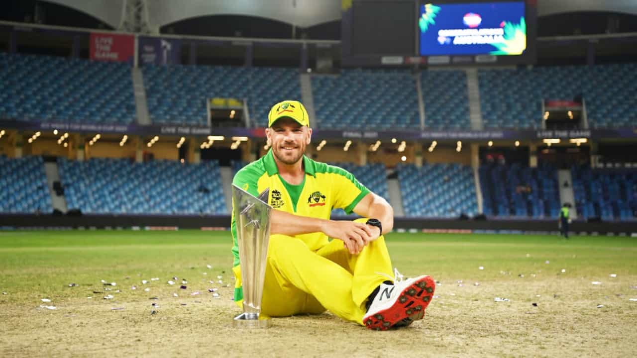 ಆಸ್ಟ್ರೇಲಿಯಾ ಟಿ20 ತಂಡದ ನಾಯಕ ಆರೋನ್ ಫಿಂಚ್ ಅಂತಾರಾಷ್ಟ್ರೀಯ ಕ್ರಿಕೆಟ್ಗೆ ವಿದಾಯ ಹೇಳಿದ್ದಾರೆ. ಈ ಹಿಂದೆಯೇ ಏಕದಿನ ಹಾಗೂ ಟೆಸ್ಟ್ ಕ್ರಿಕೆಟ್ನಿಂದ ನಿವೃತ್ತರಾಗಿದ್ದ ಅವರು ಟಿ20 ಕ್ರಿಕೆಟ್ನಲ್ಲಿ ಮುಂದುವರೆದಿದ್ದರು.