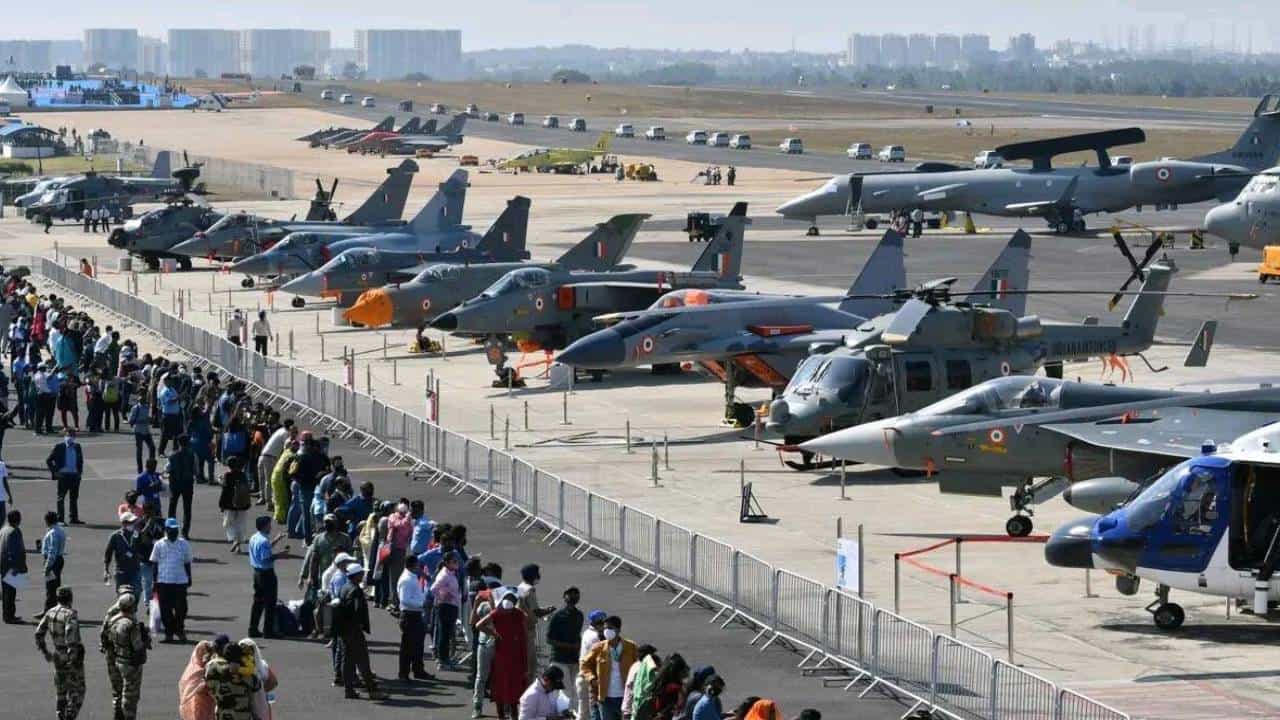 Aero India 2023: ಮೂರು ದಿನಗಳಲ್ಲಿ 80 ಸಾವಿರ ಕೋಟಿ ರೂ. ಒಪ್ಪಂದ, ಇಂದಿನಿಂದ ಏರ್ ಶೋ ವೀಕ್ಷಣೆಗೆ ಸಾರ್ವಜನಿಕರಿಗೆ ಅವಕಾಶ Aero India 2023: ಮೂರು ದಿನಗಳಲ್ಲಿ 80 ಸಾವಿರ ಕೋಟಿ ರೂ. ಒಪ್ಪಂದ, ಇಂದಿನಿಂದ ಏರ್ ಶೋ ವೀಕ್ಷಣೆಗೆ ಸಾರ್ವಜನಿಕರಿಗೆ ಅವಕಾಶ