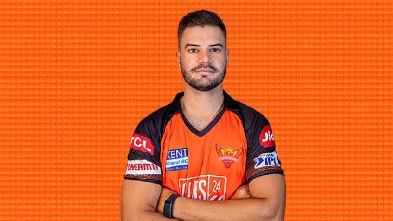 ಐಪಿಎಲ್ ಸೀಸನ್ 16 ಗಾಗಿ ಸನ್ರೈಸರ್ಸ್ ಹೈದರಾಬಾದ್ ತಂಡದ ನಾಯಕರಾಗಿ ಸೌತ್ ಆಫ್ರಿಕಾದ ಐಡೆನ್ ಮಾರ್ಕ್ರಾಮ್ ಆಯ್ಕೆಯಾಗಿದ್ದಾರೆ. ಸೌತ್ ಆಫ್ರಿಕಾ ಟಿ20 ಲೀಗ್ನಲ್ಲಿ ಮಾರ್ಕ್ರಾಮ್ ಎಸ್ಆರ್ಹೆಚ್ ಫ್ರಾಂಚೈಸಿಯ ಸನ್ರೈಸರ್ಸ್ ಈಸ್ಟರ್ನ್ ಕೇಪ್ ತಂಡವನ್ನು ಮುನ್ನಡೆಸಿದ್ದರು. ಅಲ್ಲದೆ ಚೊಚ್ಚಲ ಟೂರ್ನಿಯಲ್ಲೇ ಚಾಂಪಿಯನ್ ತಂಡವಾಗಿ ಸನ್ರೈಸರ್ಸ್ ಈಸ್ಟರ್ನ್ ಕೇಪ್ ತಂಡ ಹೊರಹೊಮ್ಮಿತ್ತು.