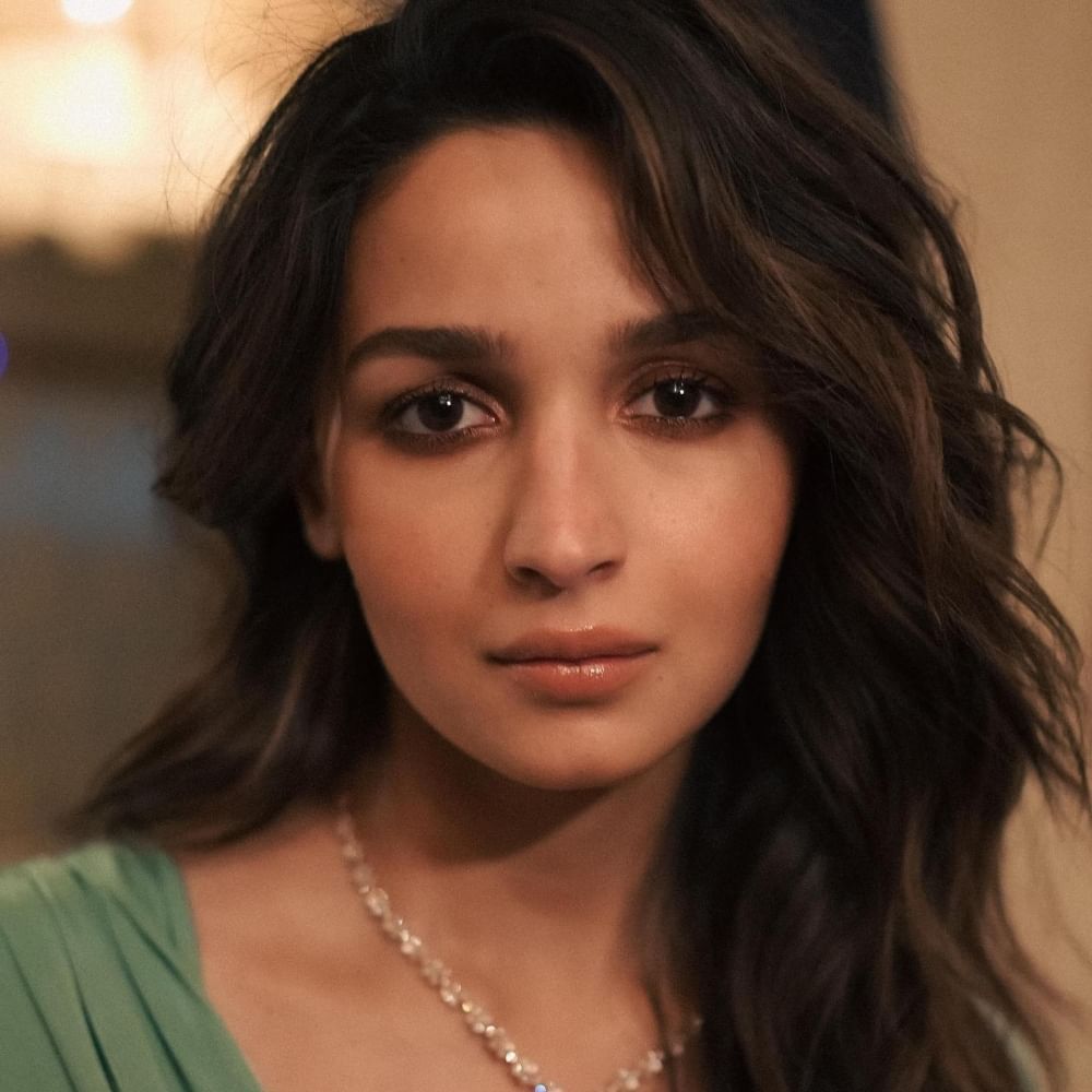 ಆಲಿಯಾ ಭಟ್ ಅವರು ಸೋಶಿಯಲ್ ಮೀಡಿಯಾದಲ್ಲಿ ಫೋಟೋ ಹಂಚಿಕೊಂಡಿದ್ದಾರೆ. ಈ ಫೋಟೋದಲ್ಲಿ ಅವರ ಮುಖದ ಕಾಂತಿ ಕಂಡು ಫ್ಯಾನ್ಸ್ ವಾಹ್ ಎಂದಿದ್ದಾರೆ.