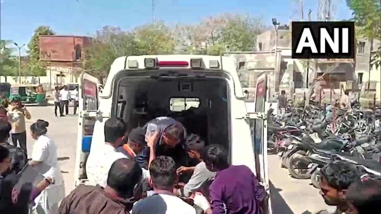 Gujarat Accident: ಜೀಪ್, ಟ್ರಕ್ ನಡುವೆ ಡಿಕ್ಕಿ: 7 ಮಂದಿ ಸಾವು, 8 ಜನರಿಗೆ ಗಂಭೀರ ಗಾಯ Gujarat Accident: ಜೀಪ್, ಟ್ರಕ್ ನಡುವೆ ಡಿಕ್ಕಿ: 7 ಮಂದಿ ಸಾವು, 8 ಜನರಿಗೆ ಗಂಭೀರ ಗಾಯ