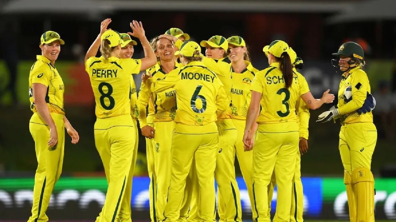 ICC Womens T20 World Cup 2023 Final: ಕೇಪ್​ಟೌನ್​ನಲ್ಲಿ ನಡೆದ ಮಹಿಳಾ ಟಿ20 ವಿಶ್ವಕಪ್ ಫೈನಲ್​ ಪಂದ್ಯದಲ್ಲಿ ಸೌತ್ ಆಫ್ರಿಕಾ ತಂಡಕ್ಕೆ ಸೋಲುಣಿಸಿ ಆಸ್ಟ್ರೇಲಿಯಾ ತಂಡ ಚಾಂಪಿಯನ್ ಆಗಿ ಹೊರಹೊಮ್ಮಿದೆ. ಇದರೊಂದಿಗೆ ಟಿ20 ವಿಶ್ವಕಪ್​ನಲ್ಲಿ ಆಸೀಸ್ ಮಹಿಳಾ ತಂಡವು 6ನೇ ಬಾರಿ ಕಿರೀಟವನ್ನು ಮುಡಿಗೇರಿಸಿಕೊಂಡಂತಾಗಿದೆ.