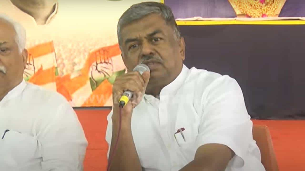 ಅಮಿತ್ ಶಾ ಒಬ್ಬ ರೌಡಿಯಿದ್ದಂತೆ, ಅತಂತ್ರ ಜನಾದೇಶ ಎದುರಾದಾಗ ಶಾಸಕರನ್ನು ಖರೀದಿಸಿ ಬಿಜೆಪಿಯನ್ನು ಅಧಿಕಾರಕ್ಕೆ ತರುವಲ್ಲಿ ಪರಿಣಿತರು: ಬಿಕೆ ಹರಿಪ್ರಸಾದ್ ಅಮಿತ್ ಶಾ ಒಬ್ಬ ರೌಡಿಯಿದ್ದಂತೆ, ಅತಂತ್ರ ಜನಾದೇಶ ಎದುರಾದಾಗ ಶಾಸಕರನ್ನು ಖರೀದಿಸಿ ಬಿಜೆಪಿಯನ್ನು ಅಧಿಕಾರಕ್ಕೆ ತರುವಲ್ಲಿ ಪರಿಣಿತರು: ಬಿಕೆ ಹರಿಪ್ರಸಾದ್