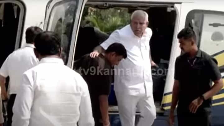 ವಿಐಎಸ್ ಎಲ್ ಕಾರ್ಖಾನೆಗೆ ಸಂಬಂಧಿಸಿದ ಸಭೆಗೆ ಸಿಎಂ ಬೊಮ್ಮಾಯಿ ಮತ್ತು ಬಿಎಸ್ ಯಡಿಯೂರಪ್ಪ ಹೆಲಿಕಾಪ್ಟರ್ ನಲ್ಲಿ ಶಿವಮೊಗ್ಗಗೆ ಆಗಮಿಸಿದರು ವಿಐಎಸ್ ಎಲ್ ಕಾರ್ಖಾನೆಗೆ ಸಂಬಂಧಿಸಿದ ಸಭೆಗೆ ಸಿಎಂ ಬೊಮ್ಮಾಯಿ ಮತ್ತು ಬಿಎಸ್ ಯಡಿಯೂರಪ್ಪ ಹೆಲಿಕಾಪ್ಟರ್ ನಲ್ಲಿ ಶಿವಮೊಗ್ಗಗೆ ಆಗಮಿಸಿದರು