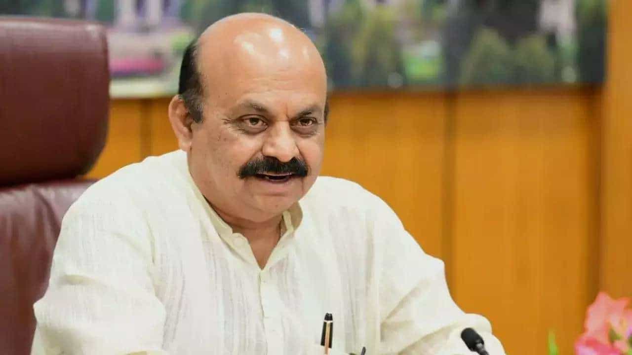 ಕಿವಿಗೆ ಹೂವಿಟ್ಟ ಕಾಂಗ್ರೆಸ್ಸಿಗರು ಚೆನ್ನಾಗಿ ಕಾಣುತ್ತಿದ್ದರು, ಸದಾ ಕಾಲ ಹೂವು ಇಟ್ಟುಕೊಂಡೇ ಇರಲಿ: ಸಿಎಂ ಬೊಮ್ಮಾಯಿ ಕಿವಿಗೆ ಹೂವಿಟ್ಟ ಕಾಂಗ್ರೆಸ್ಸಿಗರು ಚೆನ್ನಾಗಿ ಕಾಣುತ್ತಿದ್ದರು, ಸದಾ ಕಾಲ ಹೂವು ಇಟ್ಟುಕೊಂಡೇ ಇರಲಿ: ಸಿಎಂ ಬೊಮ್ಮಾಯಿ