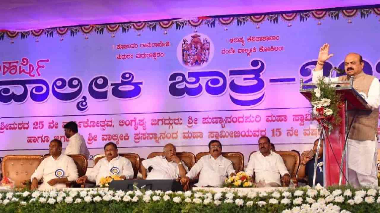 ವಾಲ್ಮೀಕಿ ಸಮಾಜವನ್ನು ಅಲುಗಾಡಿಸಲು ಯಾರಿಂದಲೂ ಸಾಧ್ಯವಿಲ್ಲ ಎಂದ ಸಿಎಂ, ಅಭಿನವ ಬಸವಣ್ಣ ಅಂದ್ರು ಪ್ರಸನ್ನಾನಂದಪುರಿಶ್ರೀ ವಾಲ್ಮೀಕಿ ಸಮಾಜವನ್ನು ಅಲುಗಾಡಿಸಲು ಯಾರಿಂದಲೂ ಸಾಧ್ಯವಿಲ್ಲ ಎಂದ ಸಿಎಂ, ಅಭಿನವ ಬಸವಣ್ಣ ಅಂದ್ರು ಪ್ರಸನ್ನಾನಂದಪುರಿಶ್ರೀ