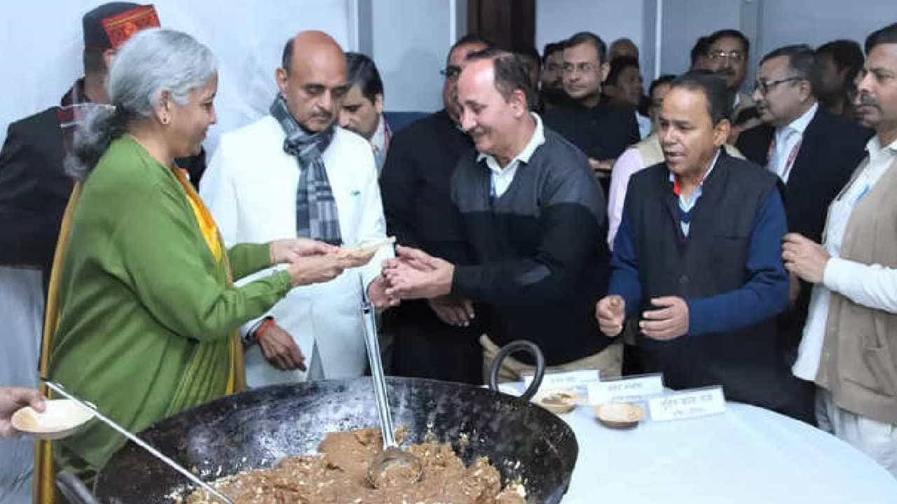 Union Budget 2023: ಬಜೆಟ್ಗೂ ಮುನ್ನ ಅಧಿಕಾರಿಗಳ ಲಾಕ್ಇನ್ ಪ್ರಕ್ರಿಯೆ ಎಂಬ ಕೌತುಕ ಘಟ್ಟ, ಮೊಬೈಲ್, ಇಂಟರ್ನೆಟ್ ಎಲ್ಲವೂ ಬಂದ್, ಮನೆಗೂ ಹೋಗುವಂತಿಲ್ಲ Union Budget 2023: ಬಜೆಟ್ಗೂ ಮುನ್ನ ಅಧಿಕಾರಿಗಳ ಲಾಕ್ಇನ್ ಪ್ರಕ್ರಿಯೆ ಎಂಬ ಕೌತುಕ ಘಟ್ಟ, ಮೊಬೈಲ್, ಇಂಟರ್ನೆಟ್ ಎಲ್ಲವೂ ಬಂದ್, ಮನೆಗೂ ಹೋಗುವಂತಿಲ್ಲ