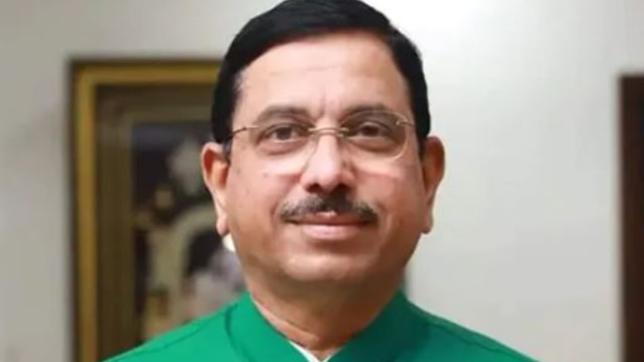 Budget 2023: ಬಜೆಟ್ ವಿರೋಧಿಸುವ ಏಕೈಕ ಉದ್ದೇಶದಿಂದ ಸಿದ್ದರಾಮಯ್ಯ ವಿರೋಧದ ಮಾತಾಡಿದ್ದಾರೆ, ಕರ್ನಾಟಕ ಸಂಸ್ಕೃತಿಗೆ ತಕ್ಕಂತೆ ಮಾತನಾಡಲಿ -ಪ್ರಲ್ಹಾದ್ ಜೋಶಿ ವಾಗ್ದಾಳಿ Budget 2023: ಬಜೆಟ್ ವಿರೋಧಿಸುವ ಏಕೈಕ ಉದ್ದೇಶದಿಂದ ಸಿದ್ದರಾಮಯ್ಯ ವಿರೋಧದ ಮಾತಾಡಿದ್ದಾರೆ, ಕರ್ನಾಟಕ ಸಂಸ್ಕೃತಿಗೆ ತಕ್ಕಂತೆ ಮಾತನಾಡಲಿ -ಪ್ರಲ್ಹಾದ್ ಜೋಶಿ ವಾಗ್ದಾಳಿ